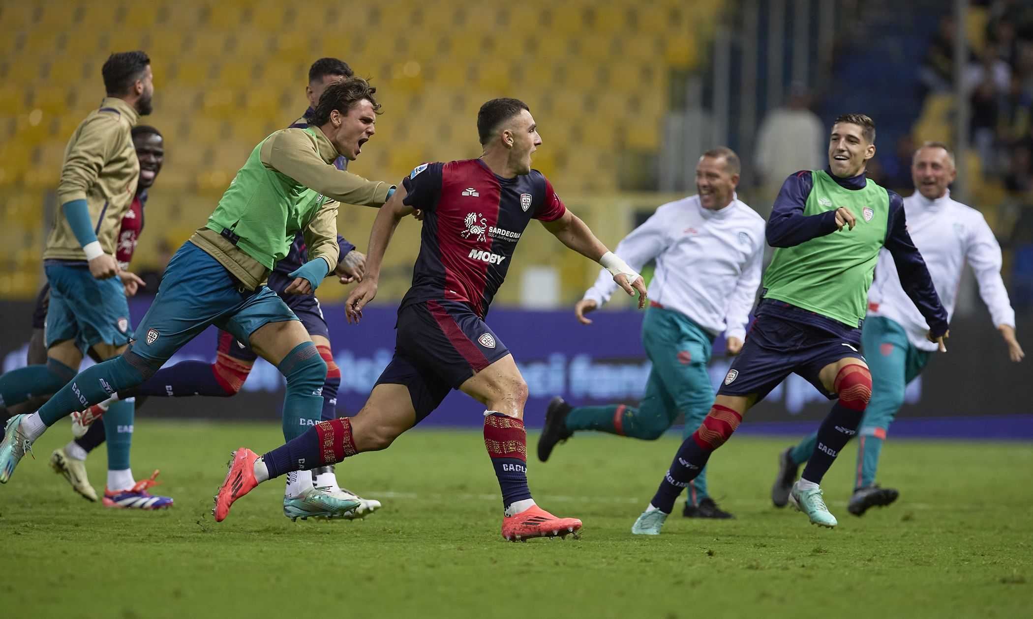 Il Parma gioca, spreca, la riprende e poi crolla: 2-3 e prima vittoria stagionale per il Cagliari, decisivo Piccoli