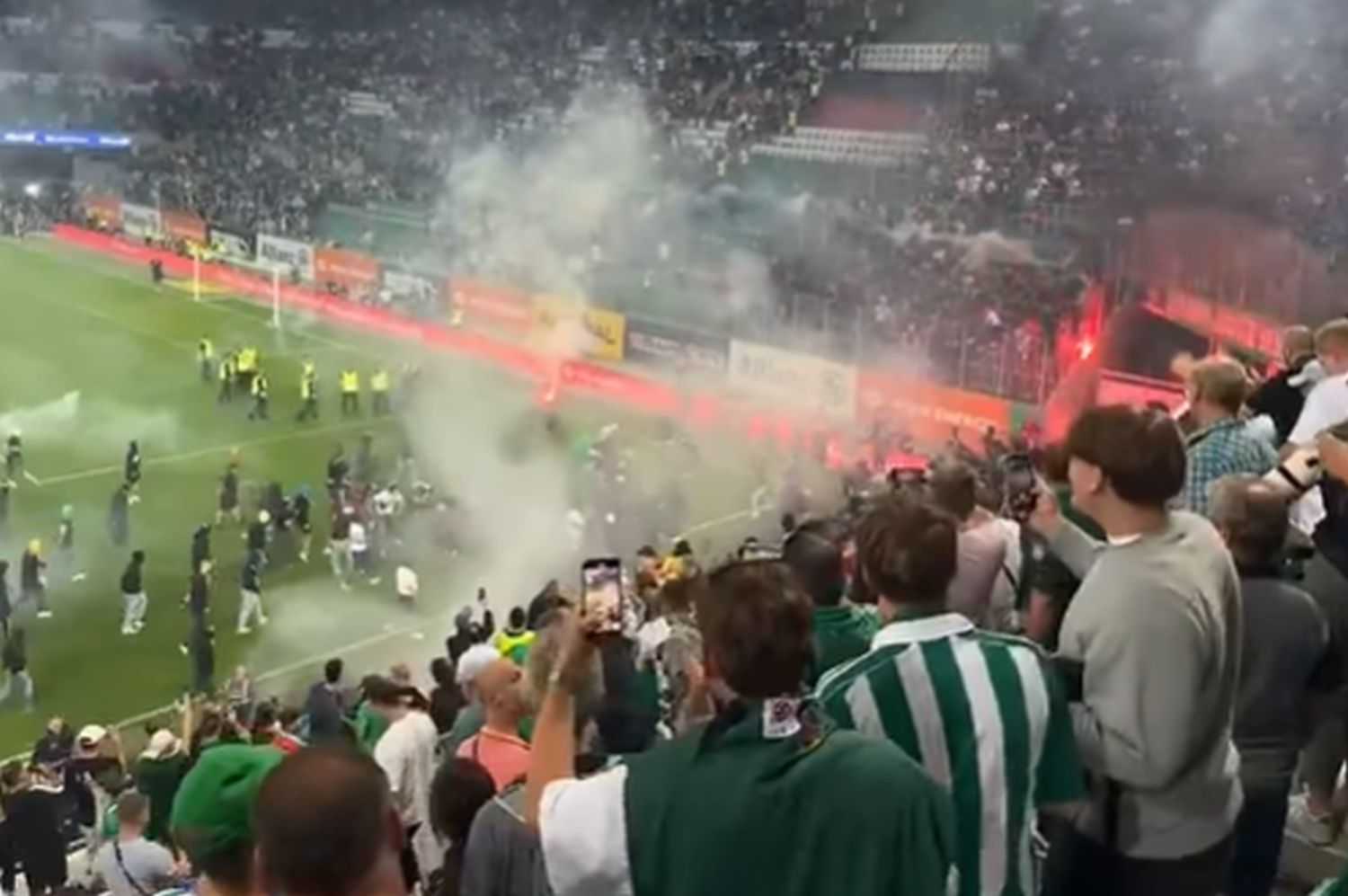 Follia a Vienna dopo il derby fra Rapid e Austria: scontri fra ultras in campo, fumogeni sparati sugli spalti