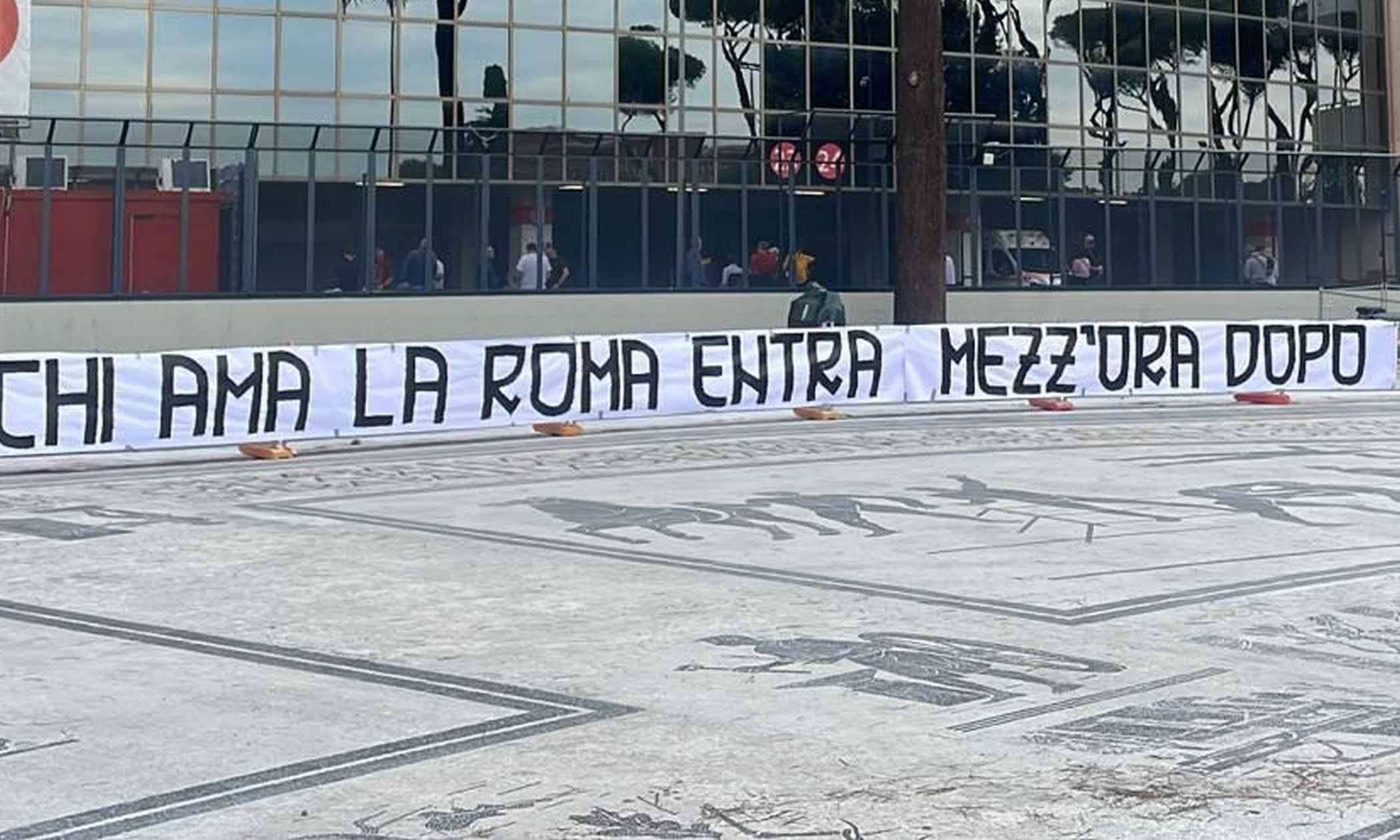 Roma, la contestazione: entra la Curva Sud dopo mezzora e partono i cori per De Rossi