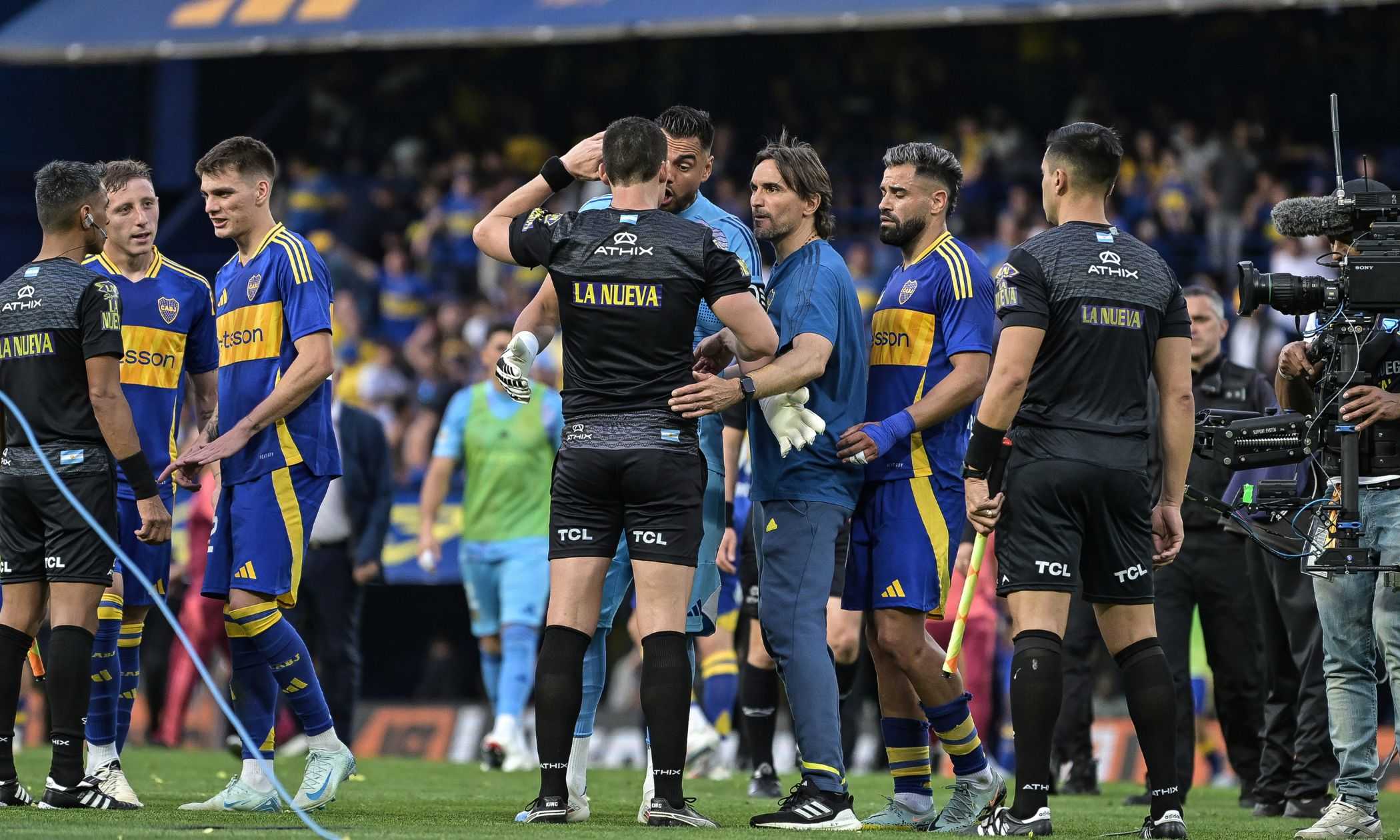 Boca-River finisce male: Sergio Romero risponde agli insulti, sale sugli spalti e scatta la rissa VIDEO