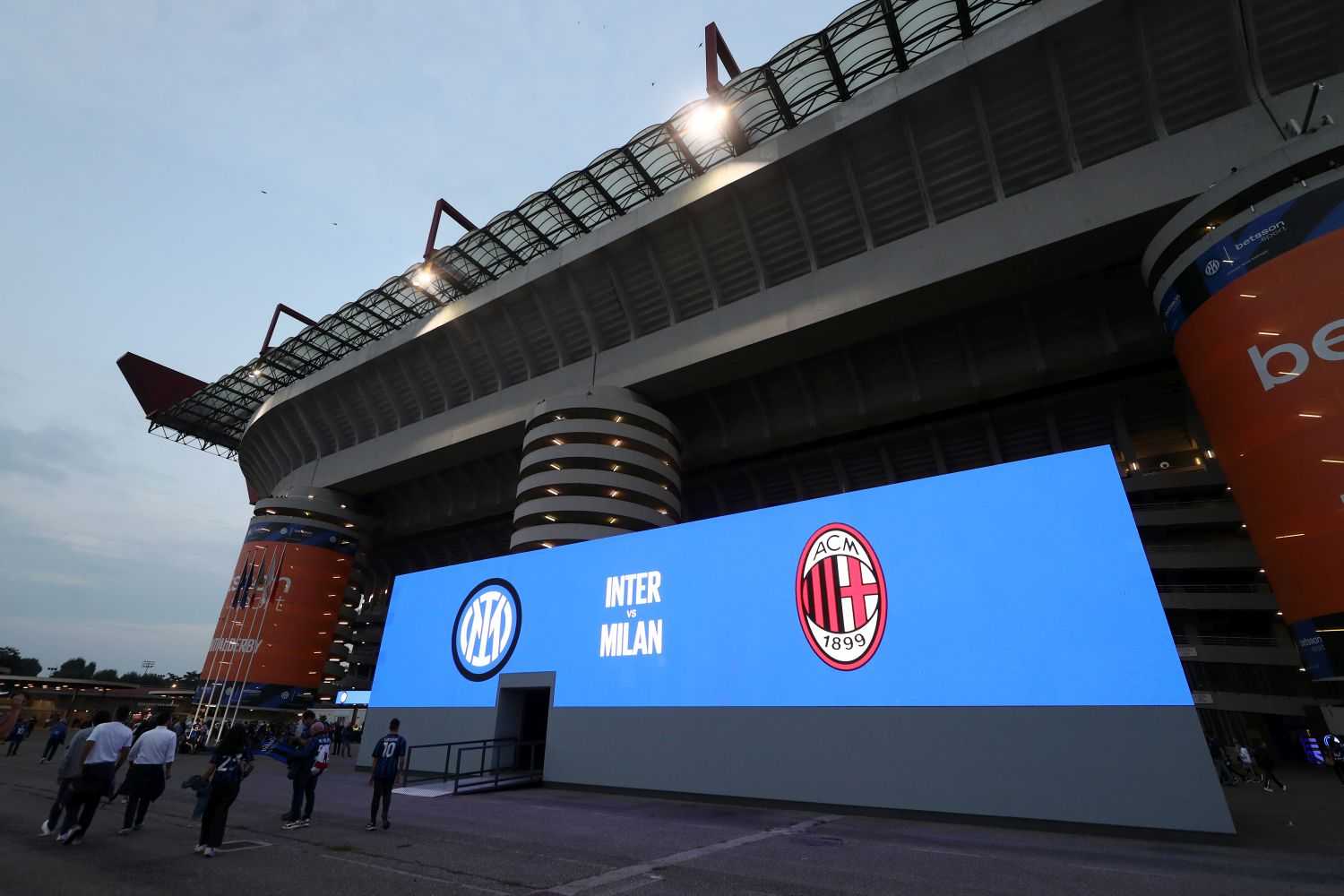 Inter-Milan, la Curva rossonera punta su Leonardo Di Caprio. La risposta della Curva Nord