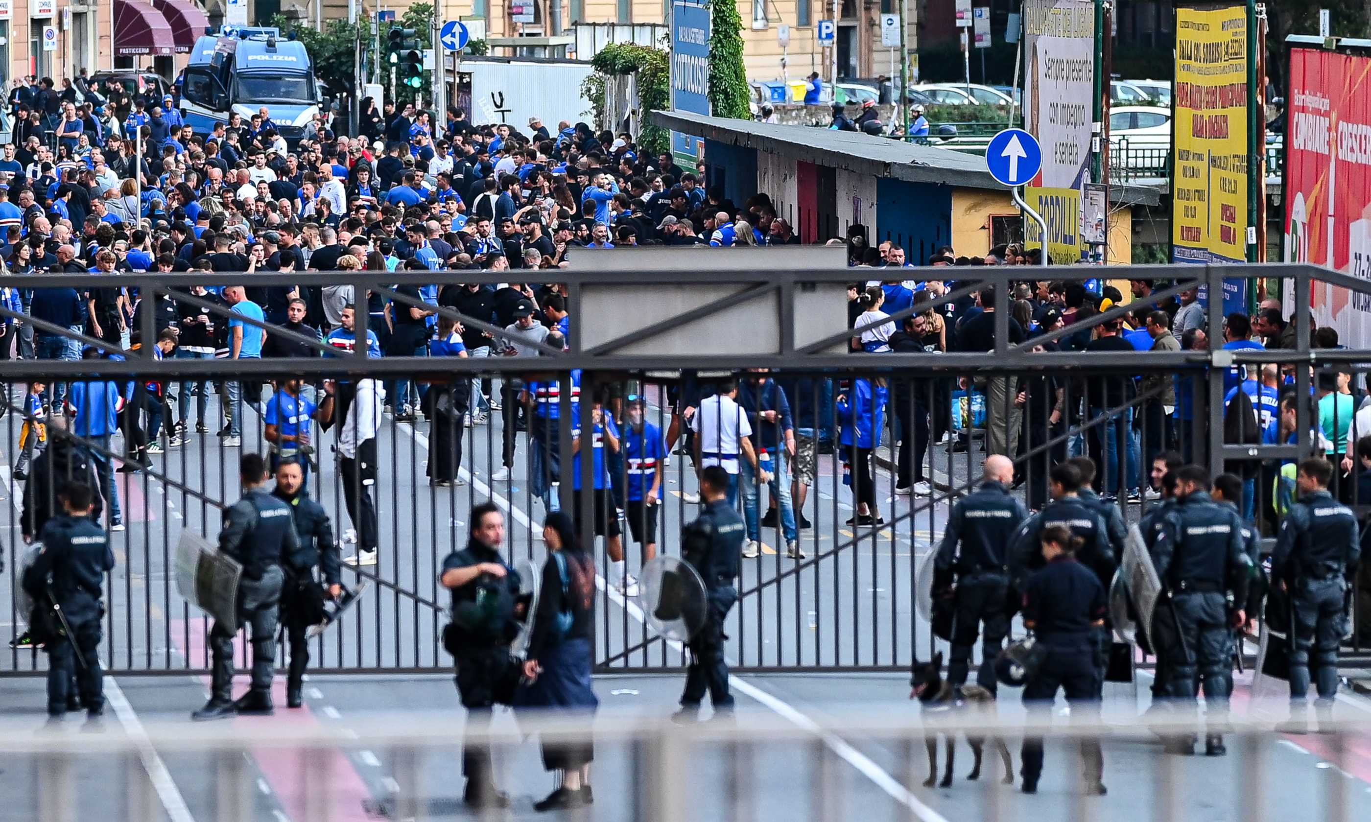 Derby Genoa-Sampdoria, è guerriglia: Marassi ostaggio dei violenti. I VIDEO degli scontri, ferito un poliziotto