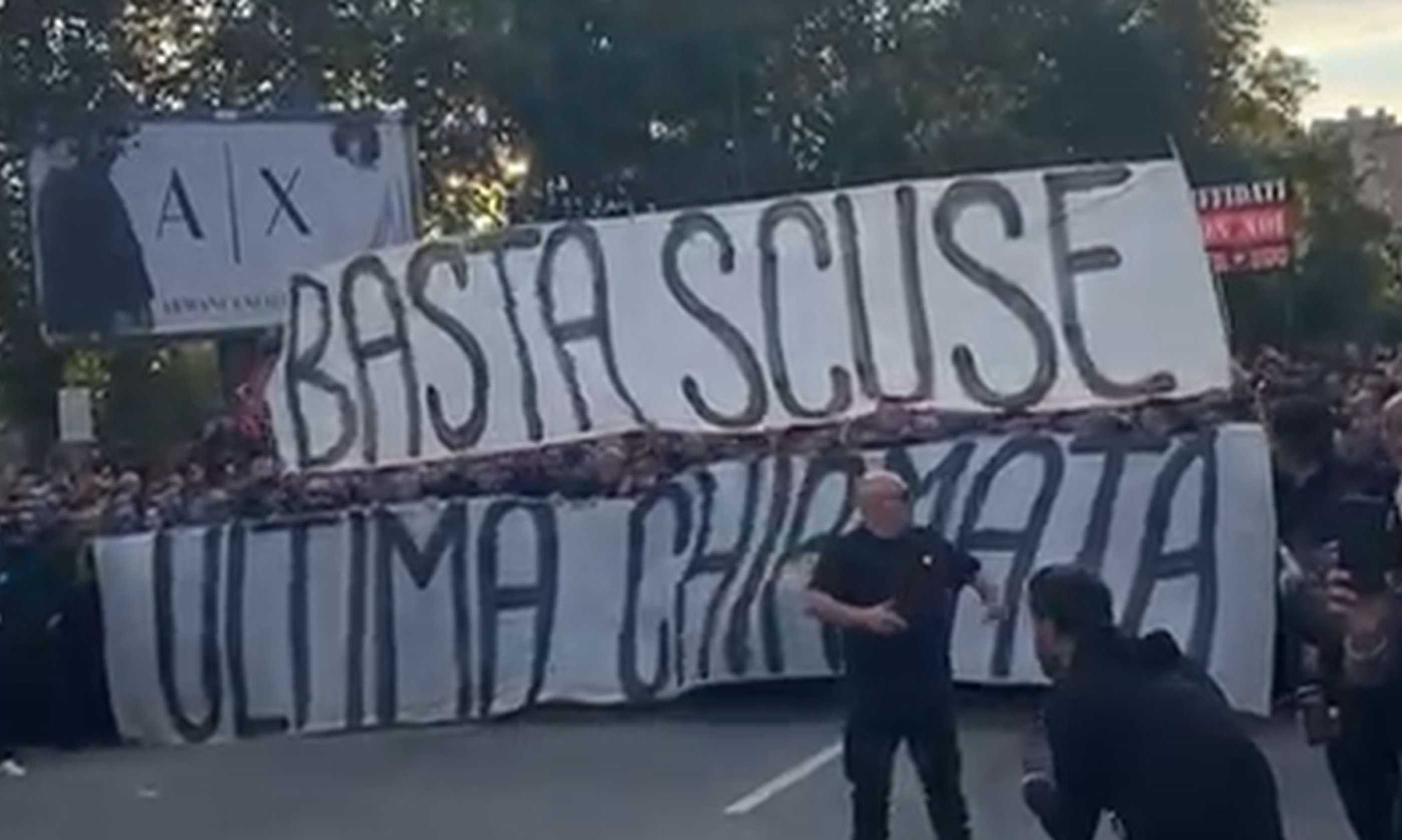 Milan, i tifosi all'arrivo del pullman a San Siro: "Basta scuse, ultima chiamata" VIDEO