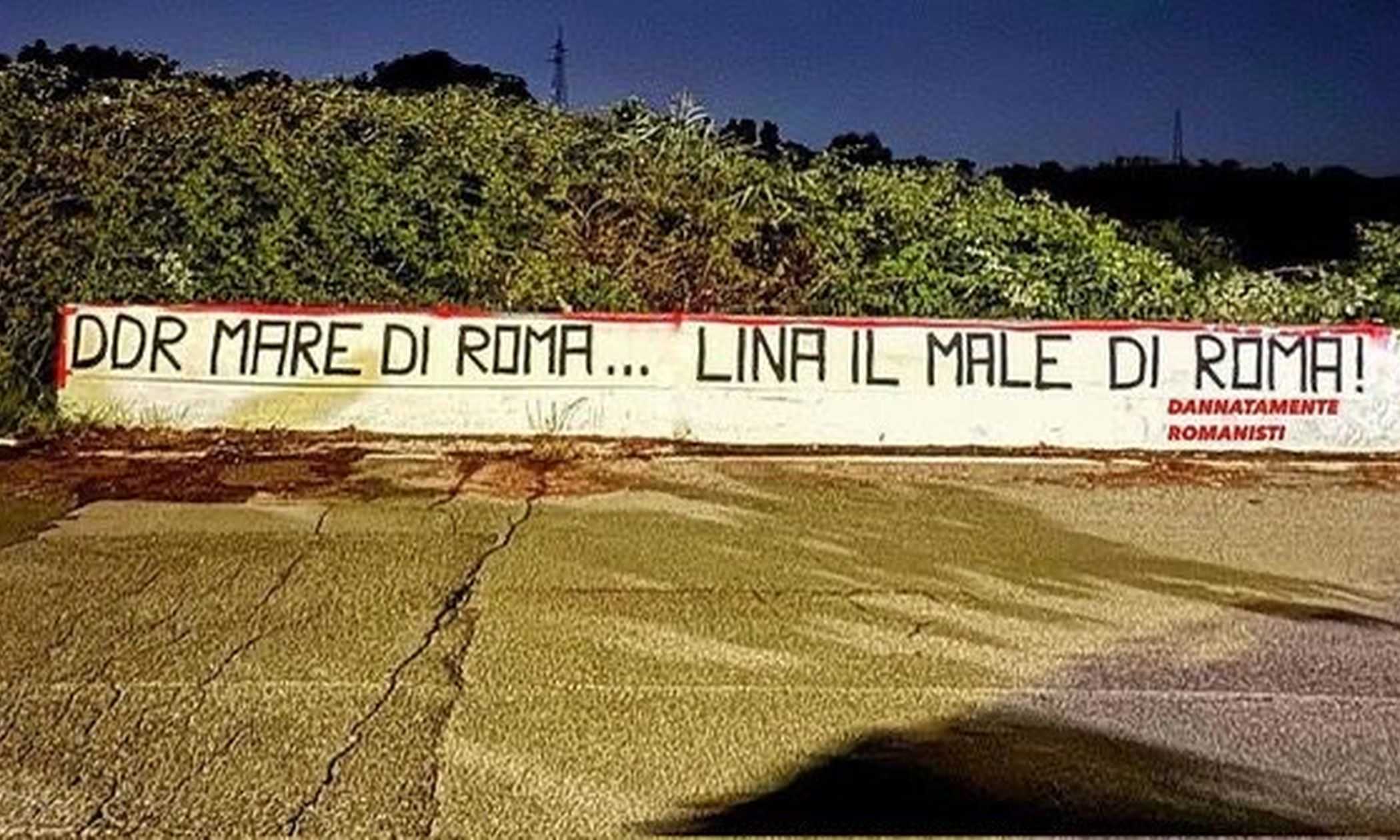 Lina Souloukou nel mirino dei tifosi. Duro striscione a Trigoria: "Sei il male di Roma"