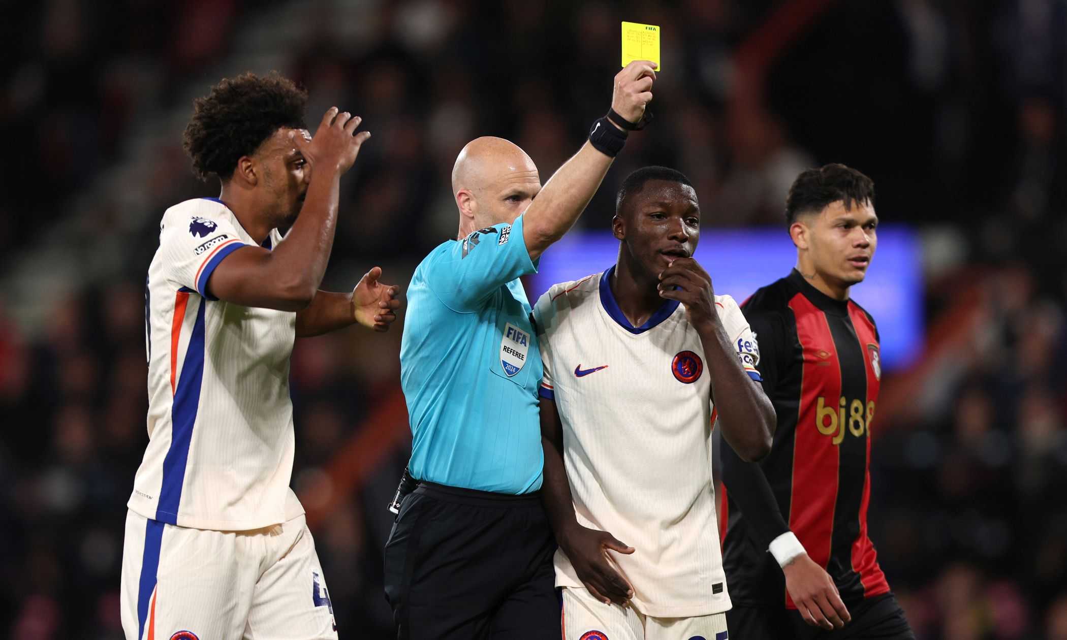 Record di ammonizioni e minacce dopo la partita: l'arbitro Taylor fermato dalla Premier League