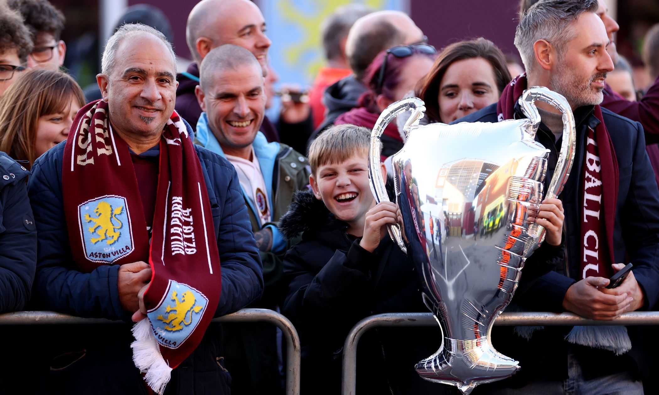 Aston Villa, che sfottò al Bayern Monaco: l'accoglienza ai tedeschi è tutta da ridere FOTO