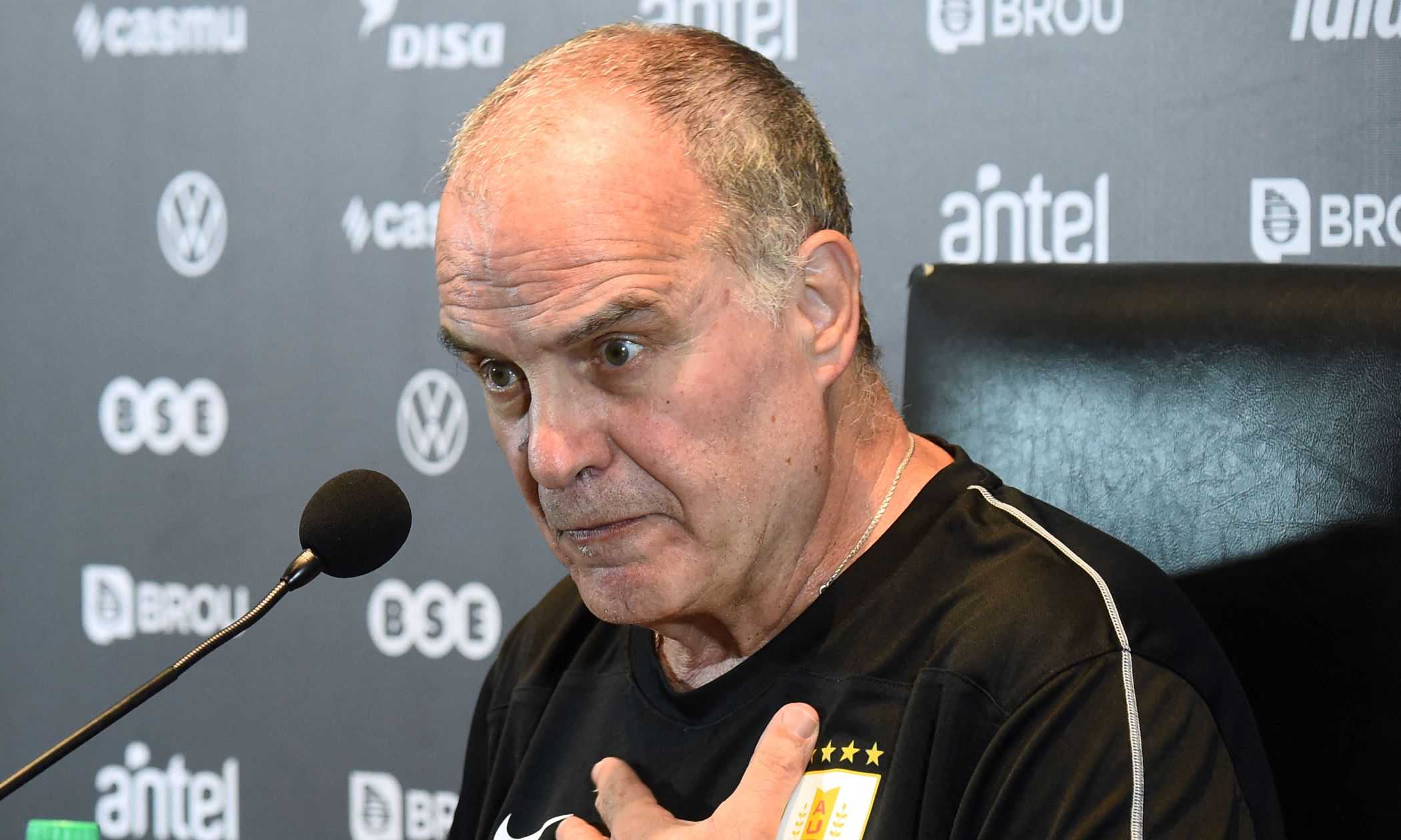 Uruguay nel caos, giocatori contro Bielsa. Le accuse di Suarez e la difesa del Loco