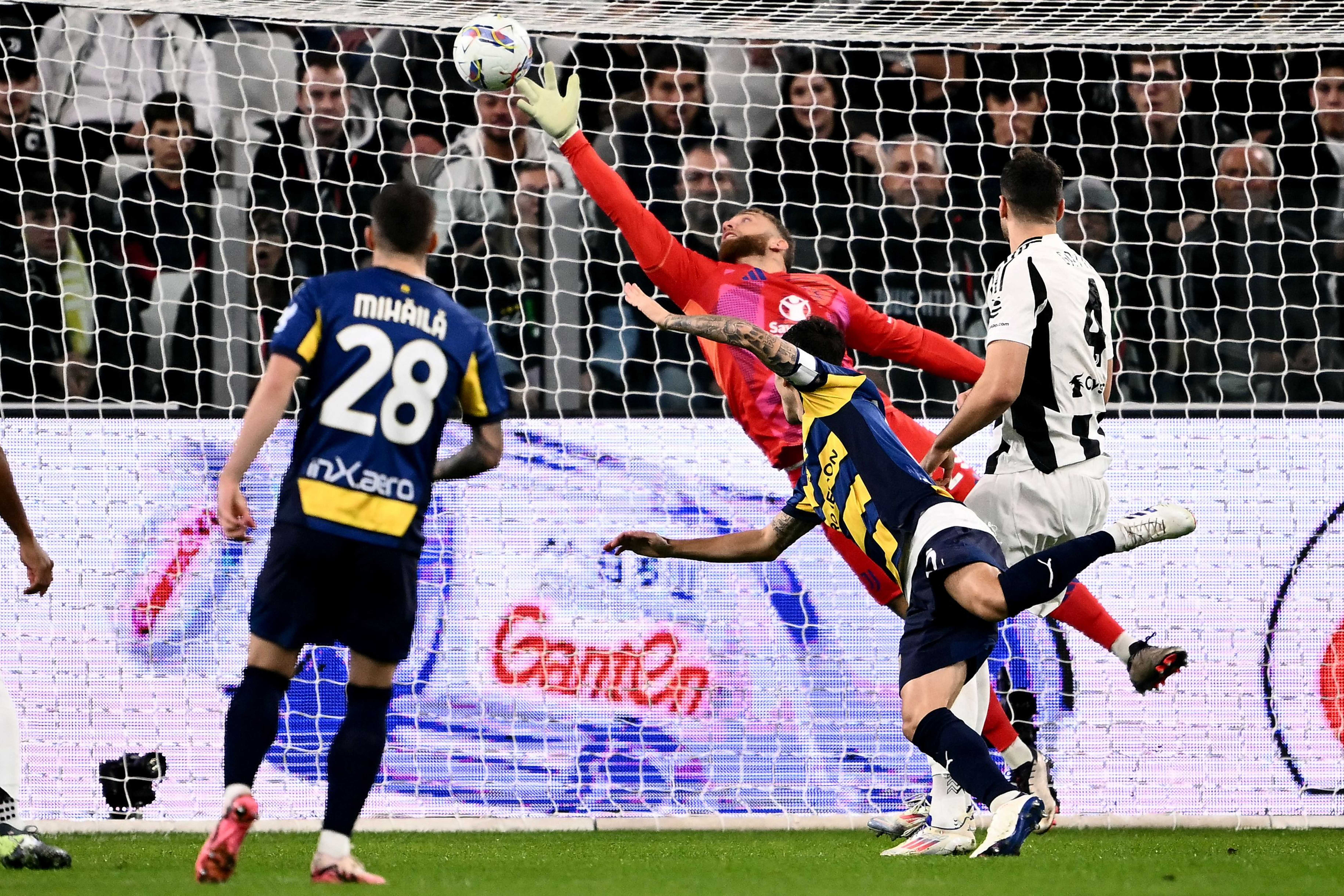 Juventus-Parma 1-1 LIVE: la zuccata di McKennie riprende quella di Delprato, Vlahovic si divora un gol