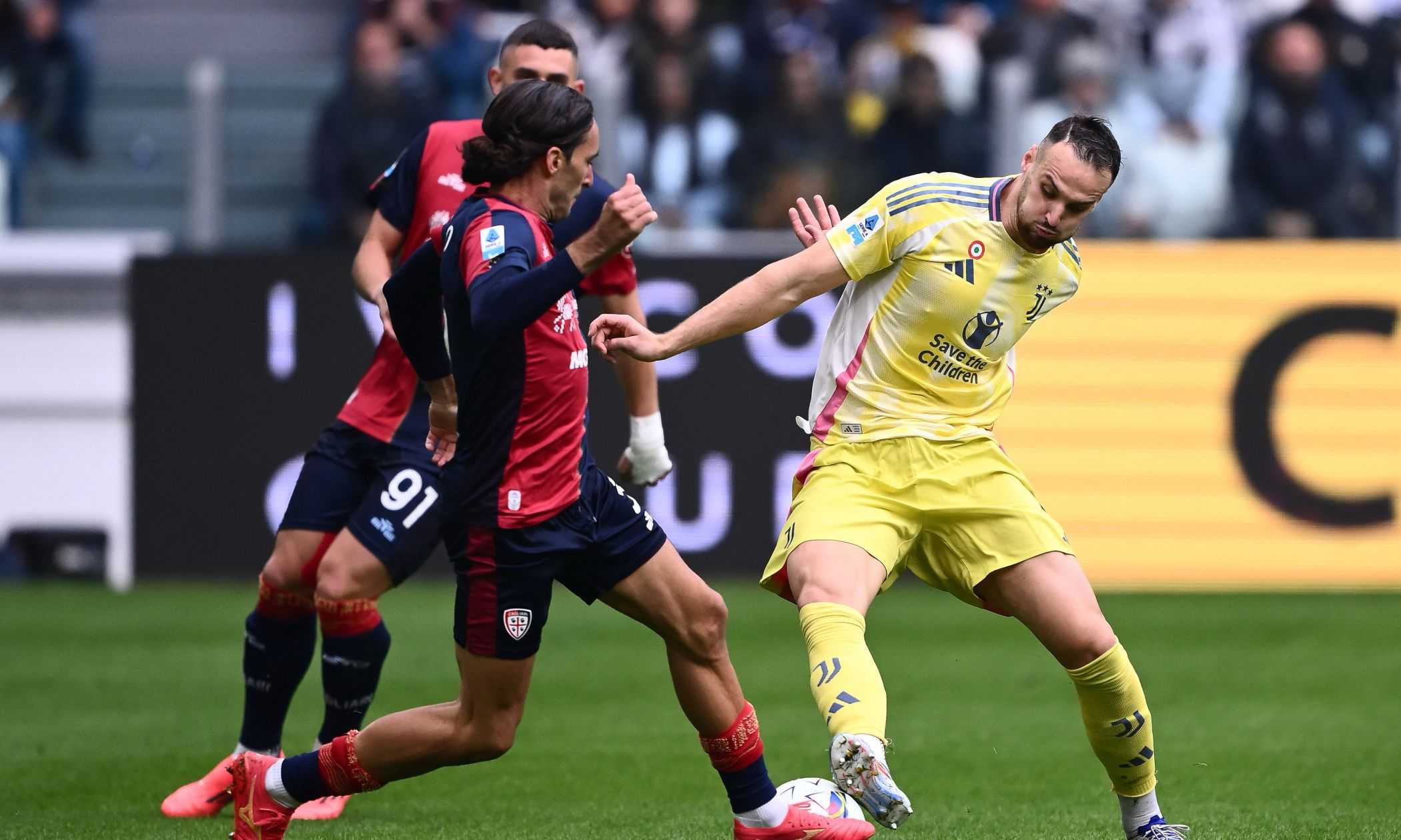 Juventus-Cagliari, la MOVIOLA LIVE: Luperto sfiora con le dita in caduta, rigore col Var