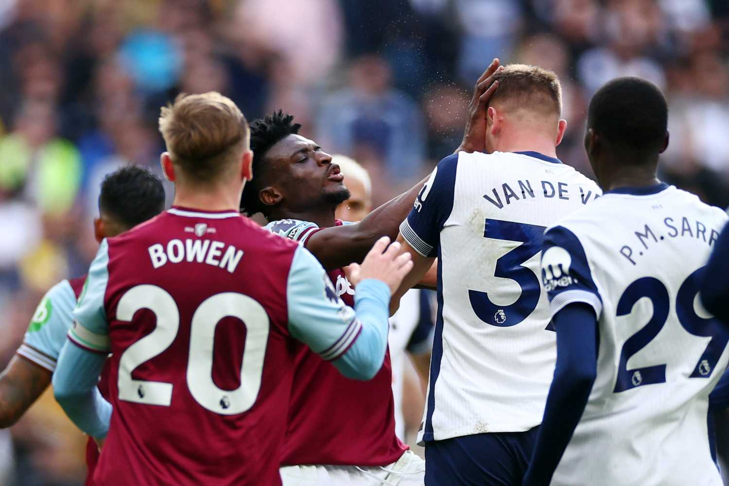 Kudus, rissa e rosso: espulso col VAR in Tottenham-West Ham dopo lo scontro fisico con alcuni avversari