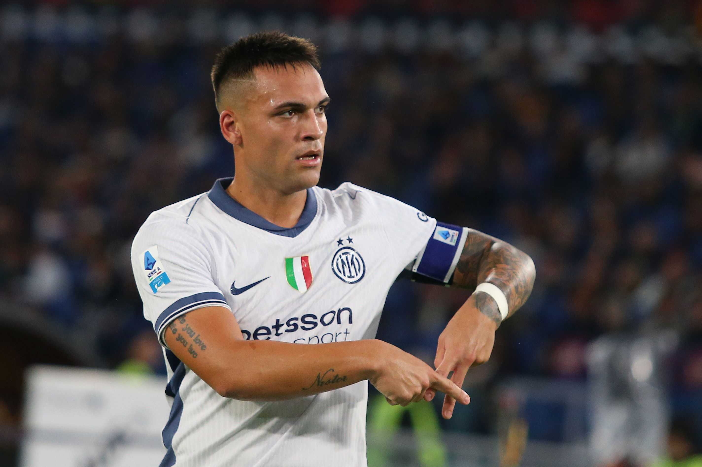 L'Inter vince 1-0 a Roma, tra infortuni e polemiche: Lautaro rimanda Inzaghi a -2 dal Napoli, ora c'è la Juventus