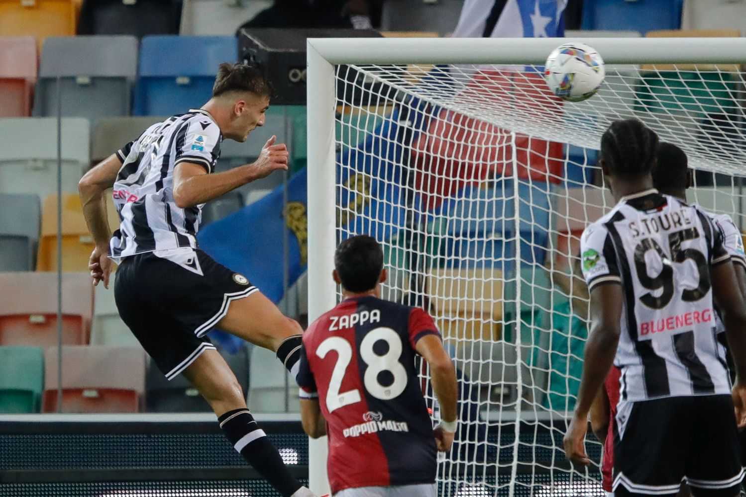 Lucca e Davis affondano il Cagliari: l'Udinese vince 2-0, supera il Milan e aggancia la Juventus al terzo posto