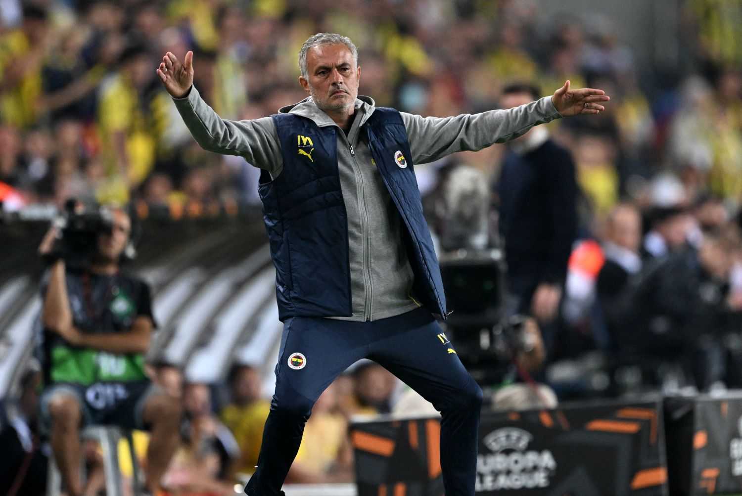 José Mourinho, l'inizio al Fenerbahce è un mezzo flop: "50 milioni sul mercato per giocare così?"