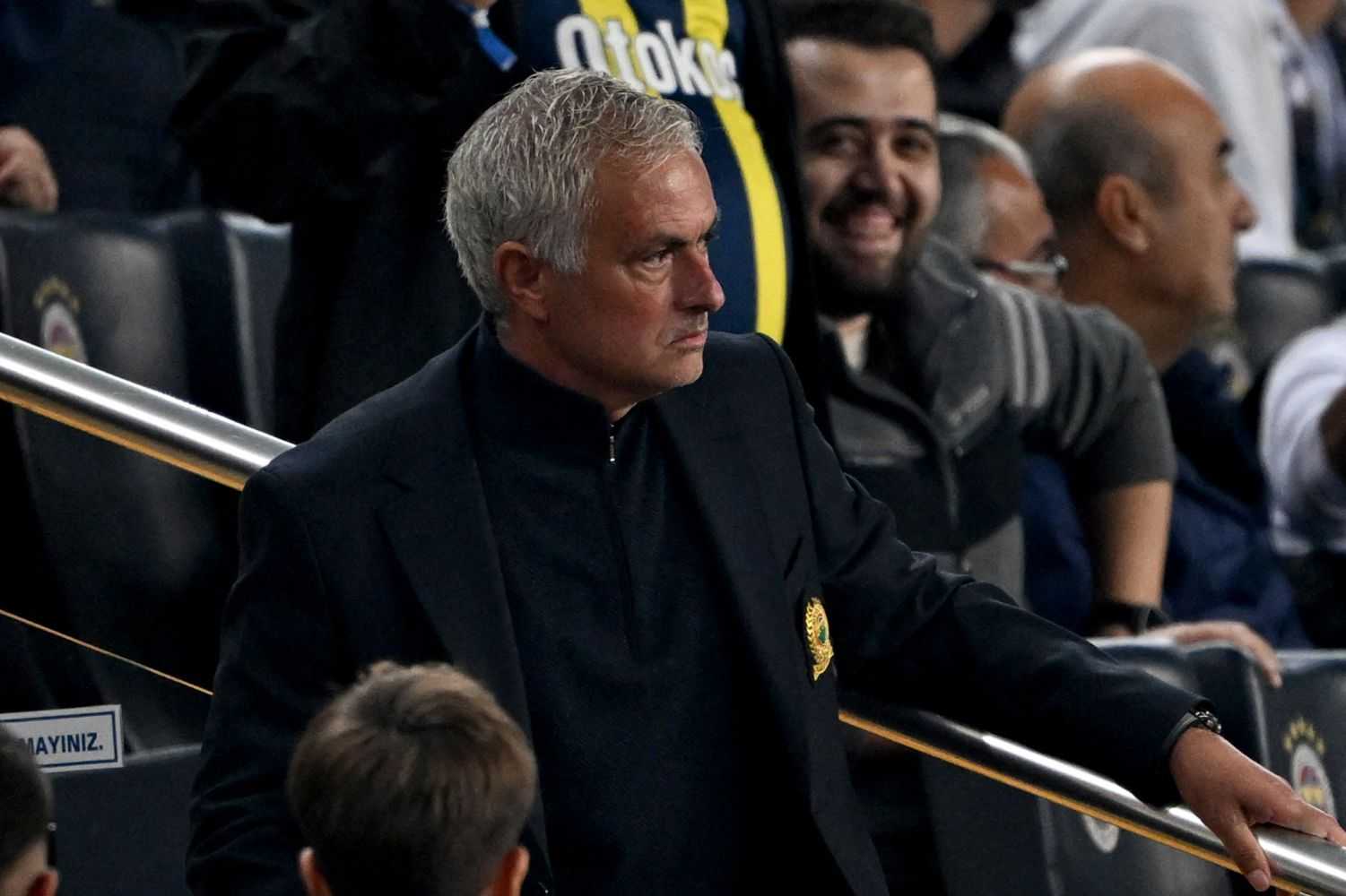 Mourinho-show in Fenerbahçe-Manchester United: Onana lo fa impazzire, l'arbitro lo espelle