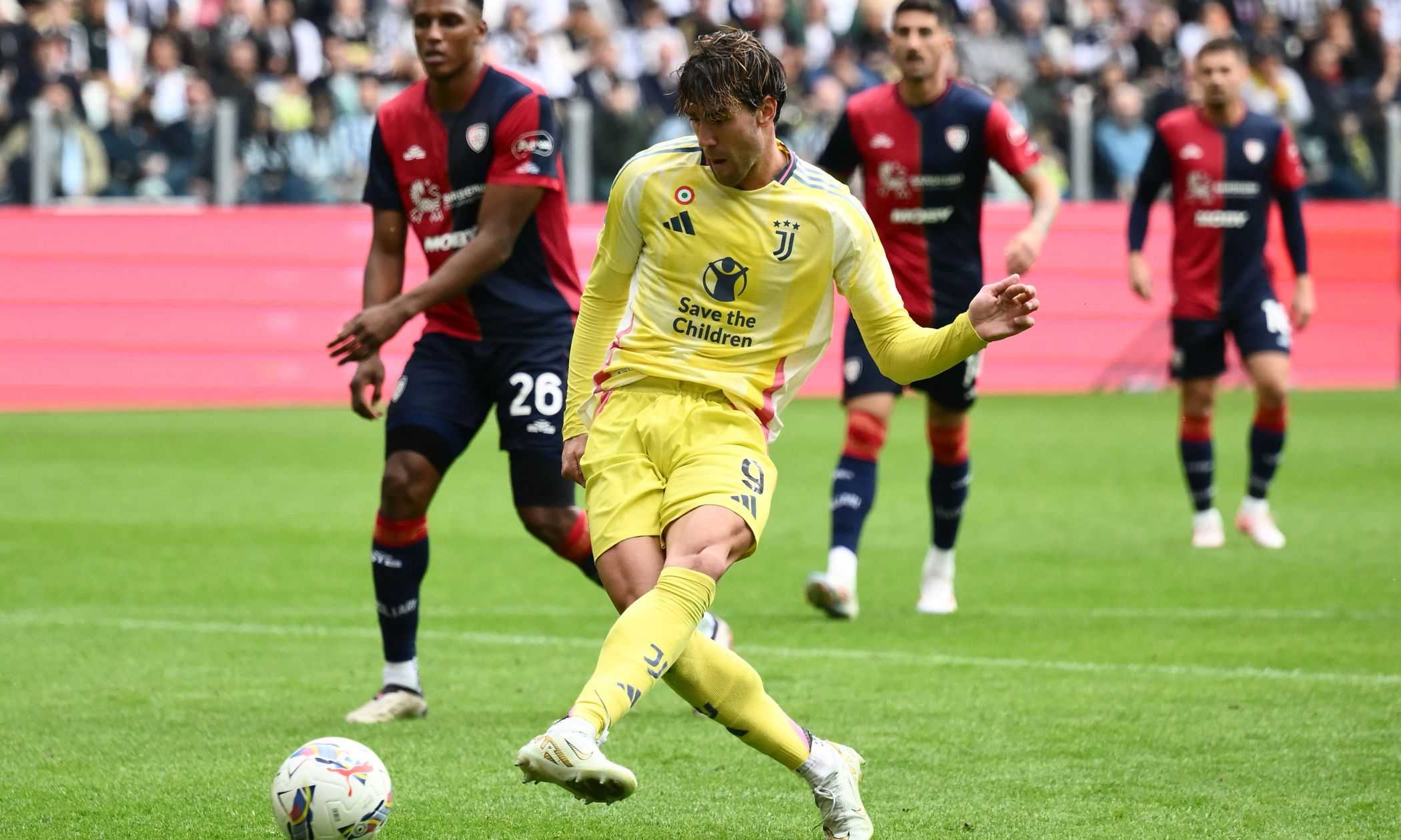 Marin punisce la Juventus: 1-1 in casa col Cagliari, per Vlahovic un gol e un errore clamoroso