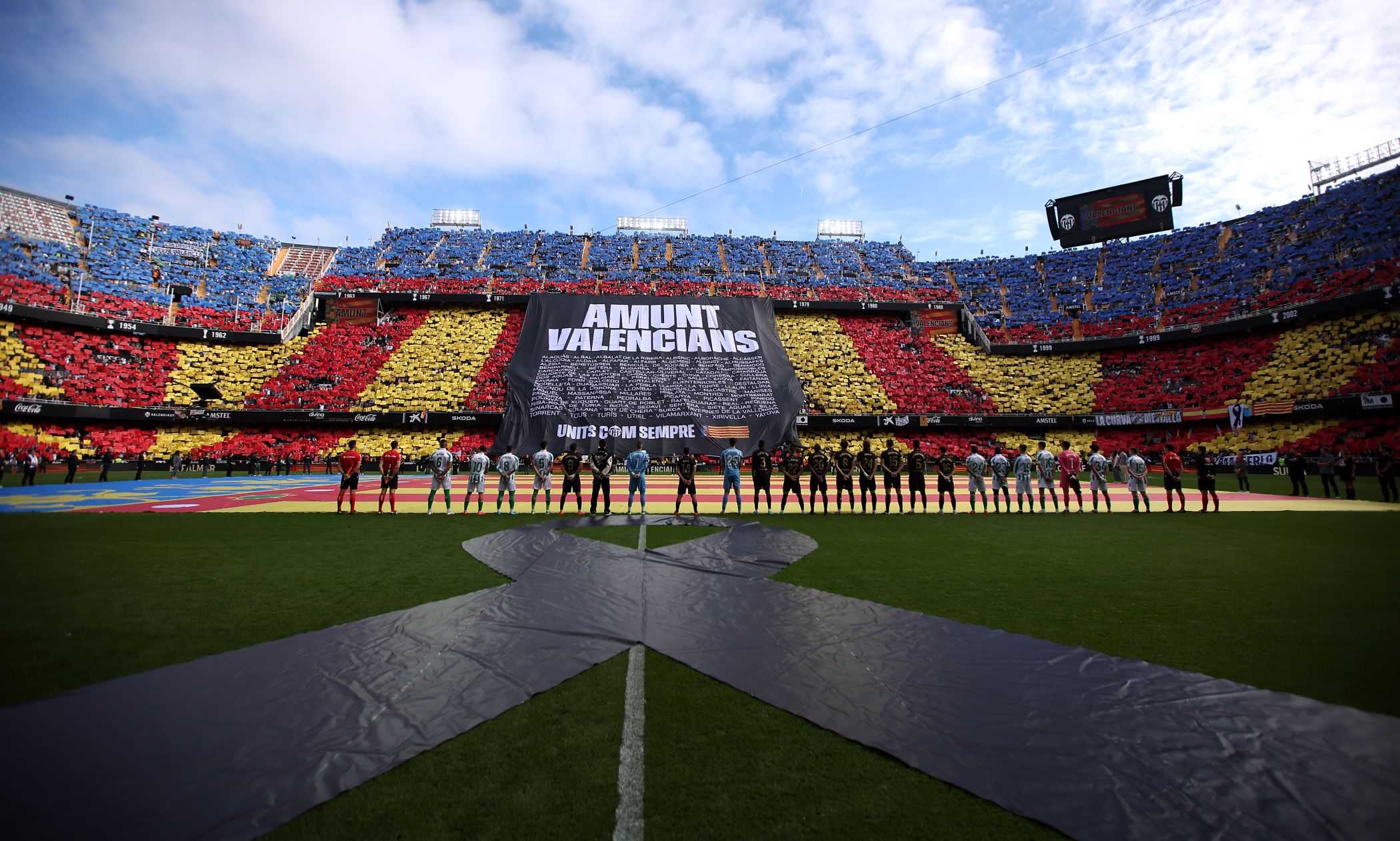 Il Valencia torna a Mestalla 25 giorni dopo la terribile alluvione: il commovente omaggio FOTO