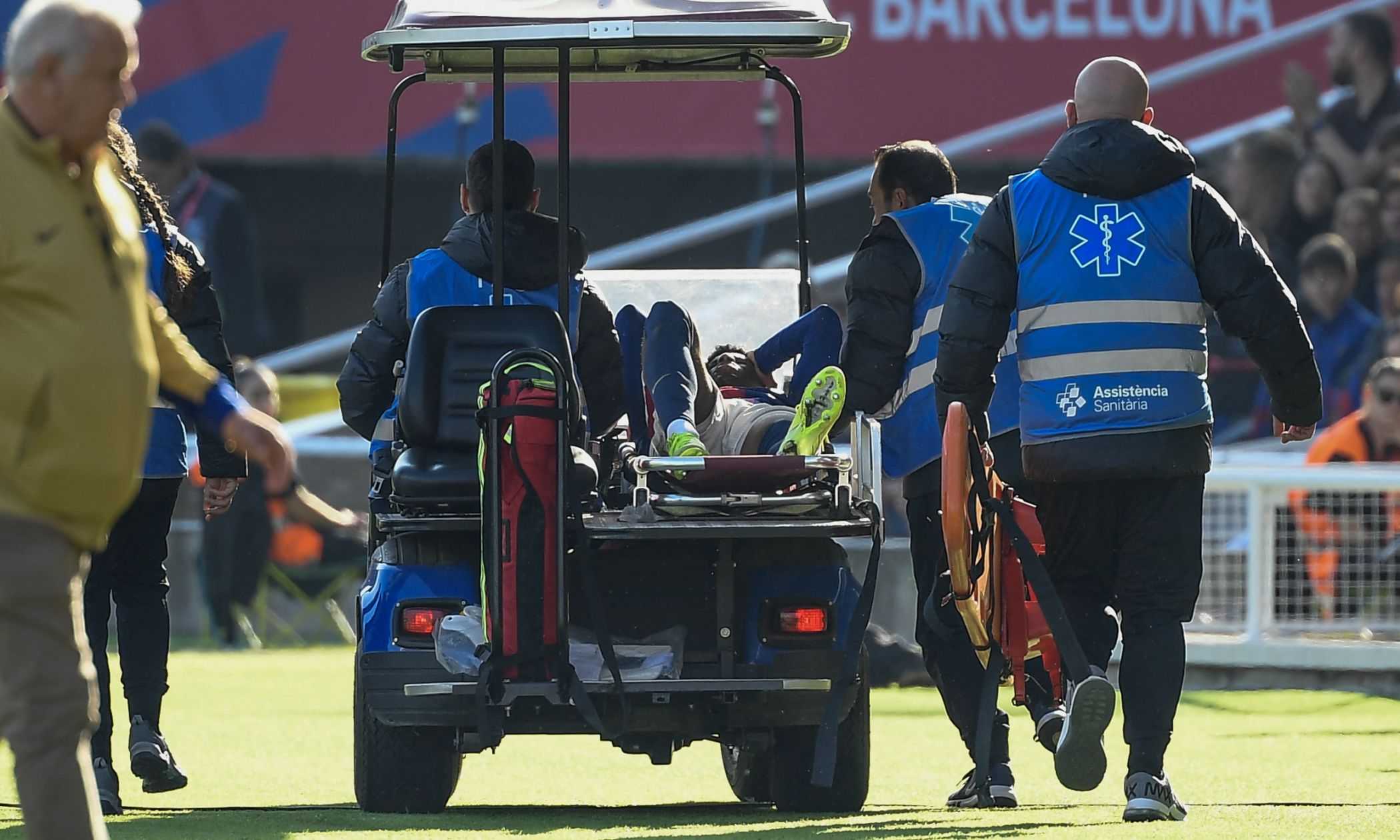 Barcellona, paura per Balde: barella in campo, ecco cos'è successo