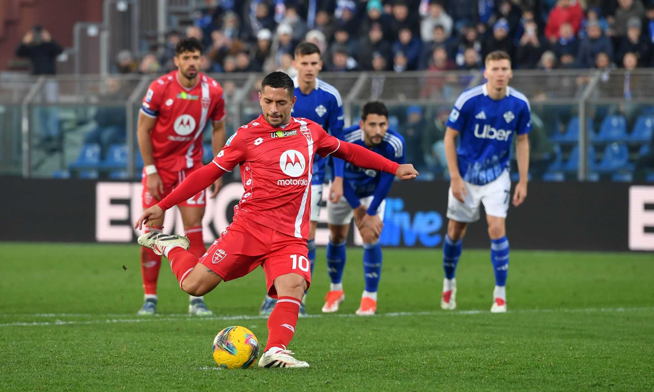 Como e Monza restano in zona rossa: 1-1 nel derby, palo di Djuric e occasionissima Belotti all'ultimo