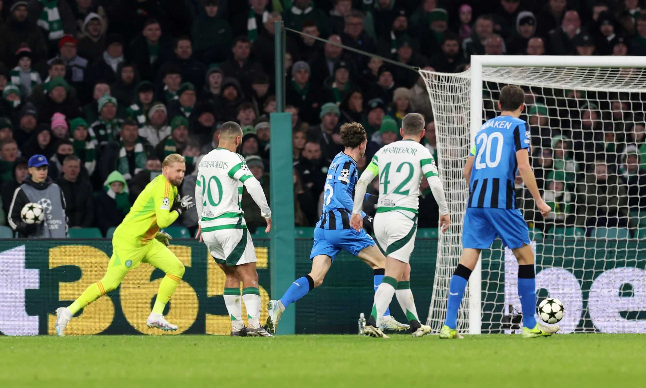 L'incredibile autogol di Carter-Vickers in Celtic-Club Brugge: che pasticcio con Schmeichel