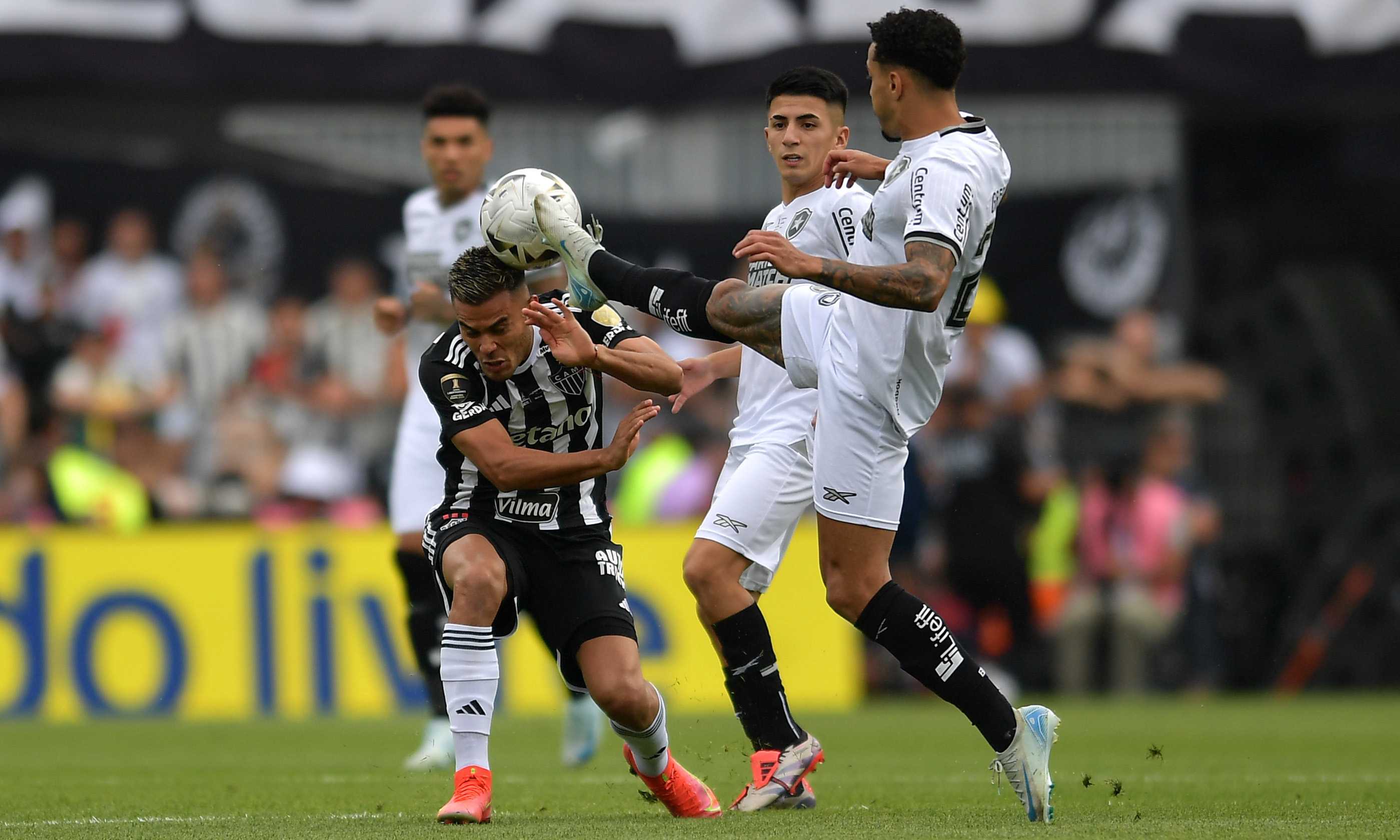 Libertadores: Botafogo subito in 10 ma vince la finale tutta brasiliana, segnano un ex Inter e un ex Napoli