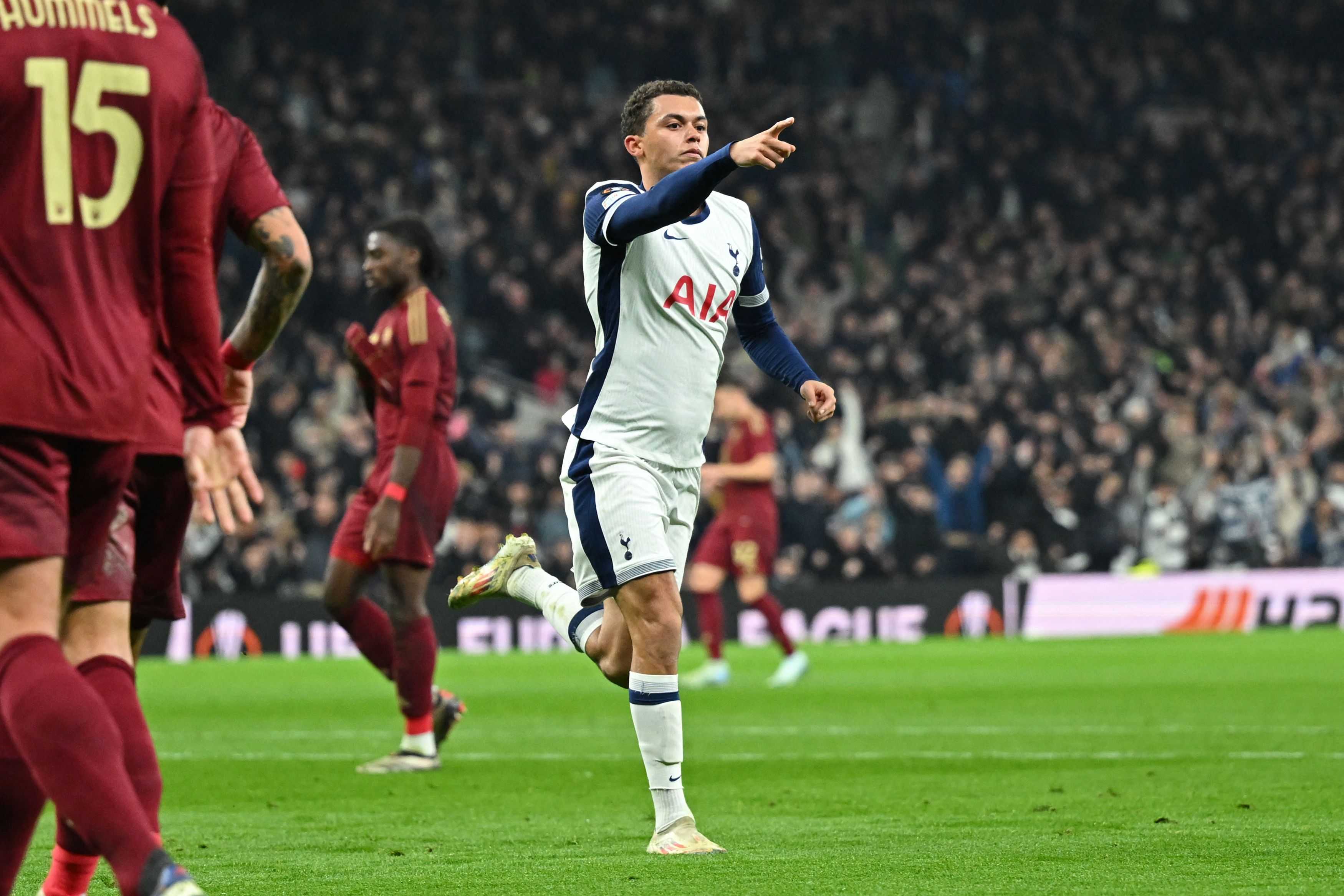 Tottenham-Roma 2-1 al 45': rigore di Son per fallo di Hummels, Ndicka e Johnson! Annullato gol a El Shaarawy, palo di Kulusevski