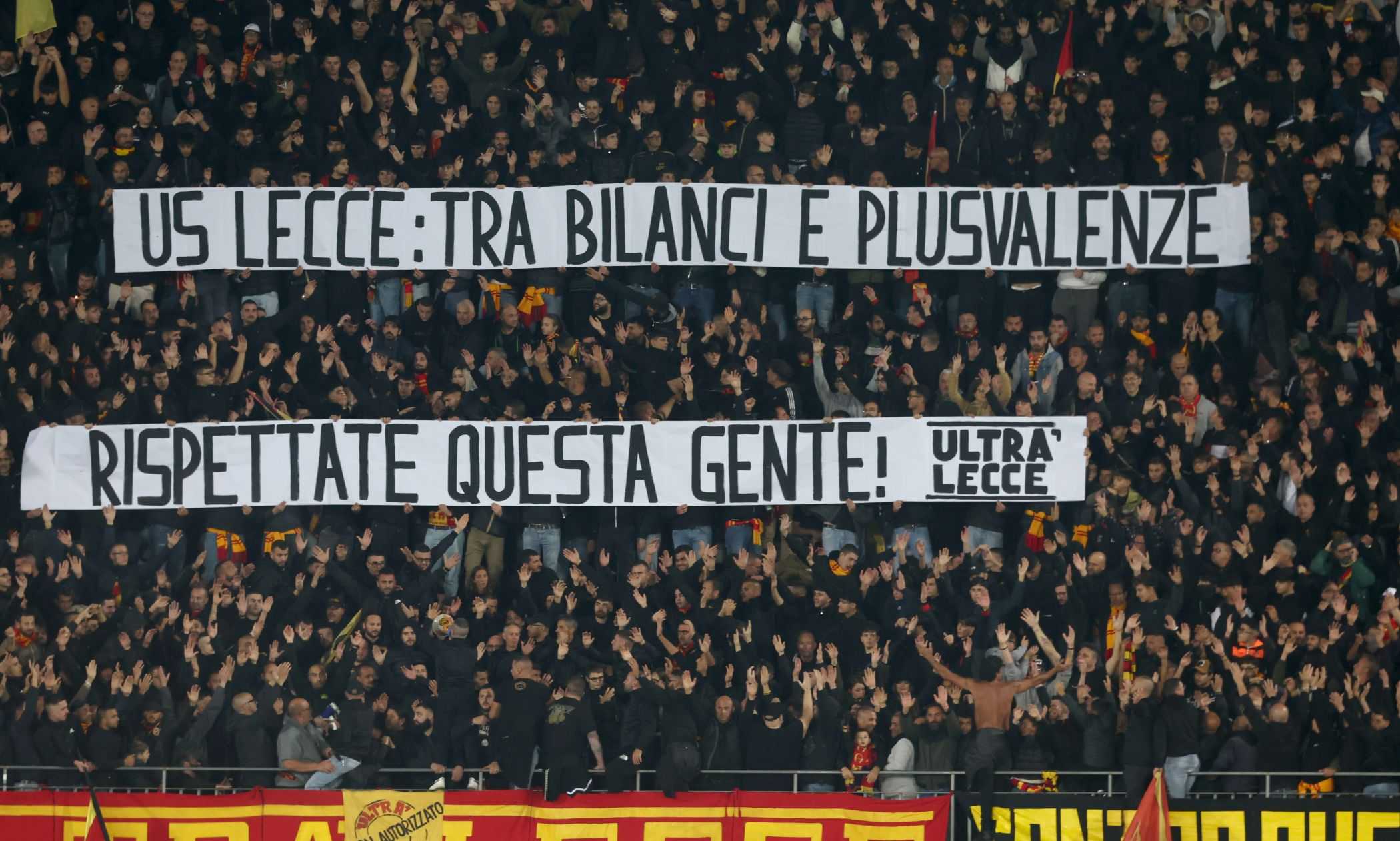 Lecce, il messaggio dei tifosi: "Tra bilanci e plusvalenze, rispettate questa gente"