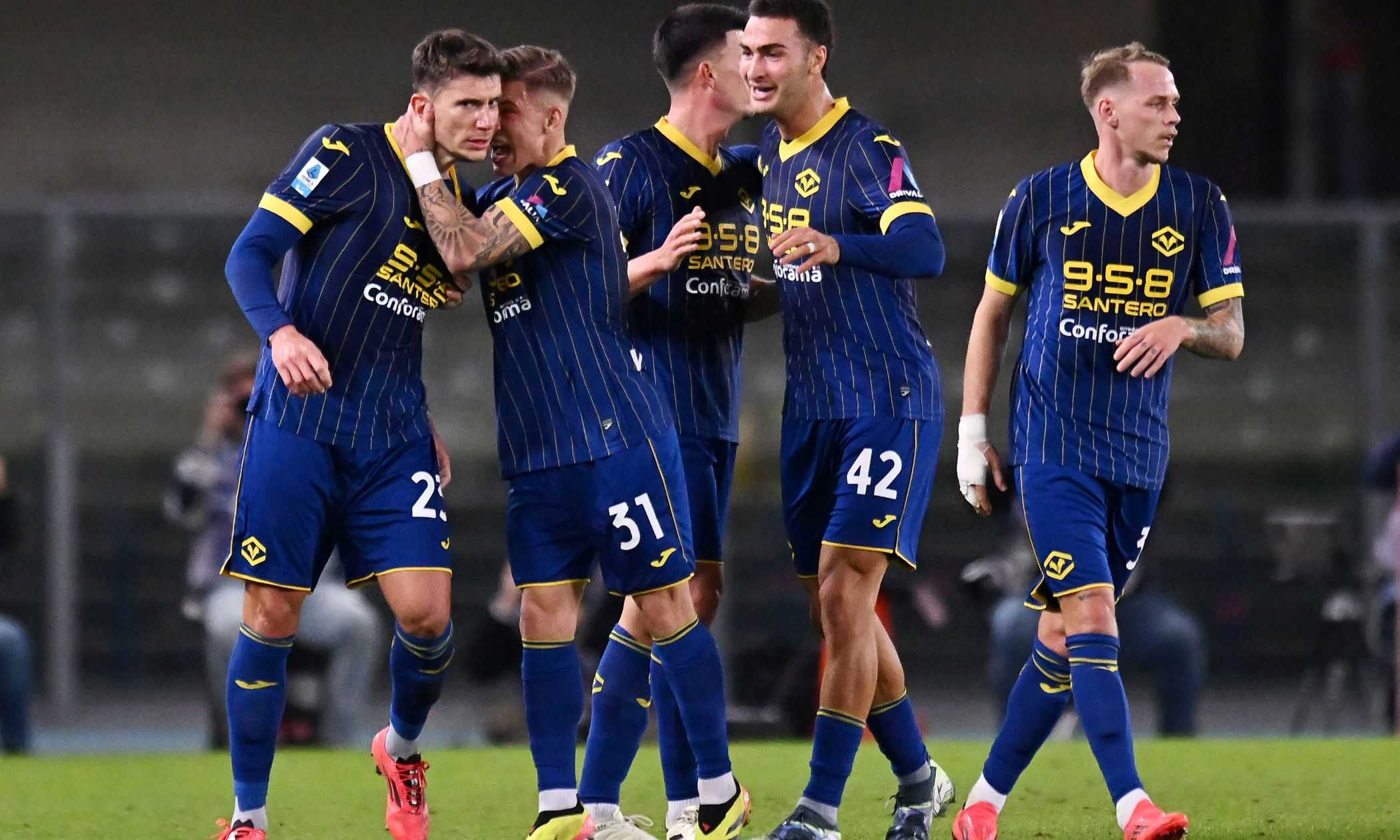 La Roma ricade nei soliti errori: passa il Verona 3-2, Zanetti torna a vincere. Juric sempre più a rischio