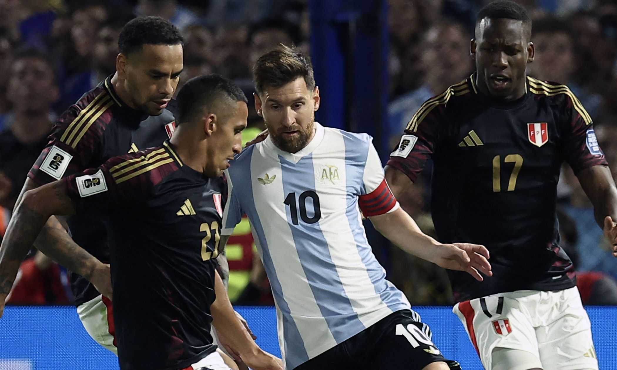 "Messi? Lo tocchi con un dito ed è fallo". Duro attacco e nervosismo in Argentina-Perù: "Che fai, stupido?"