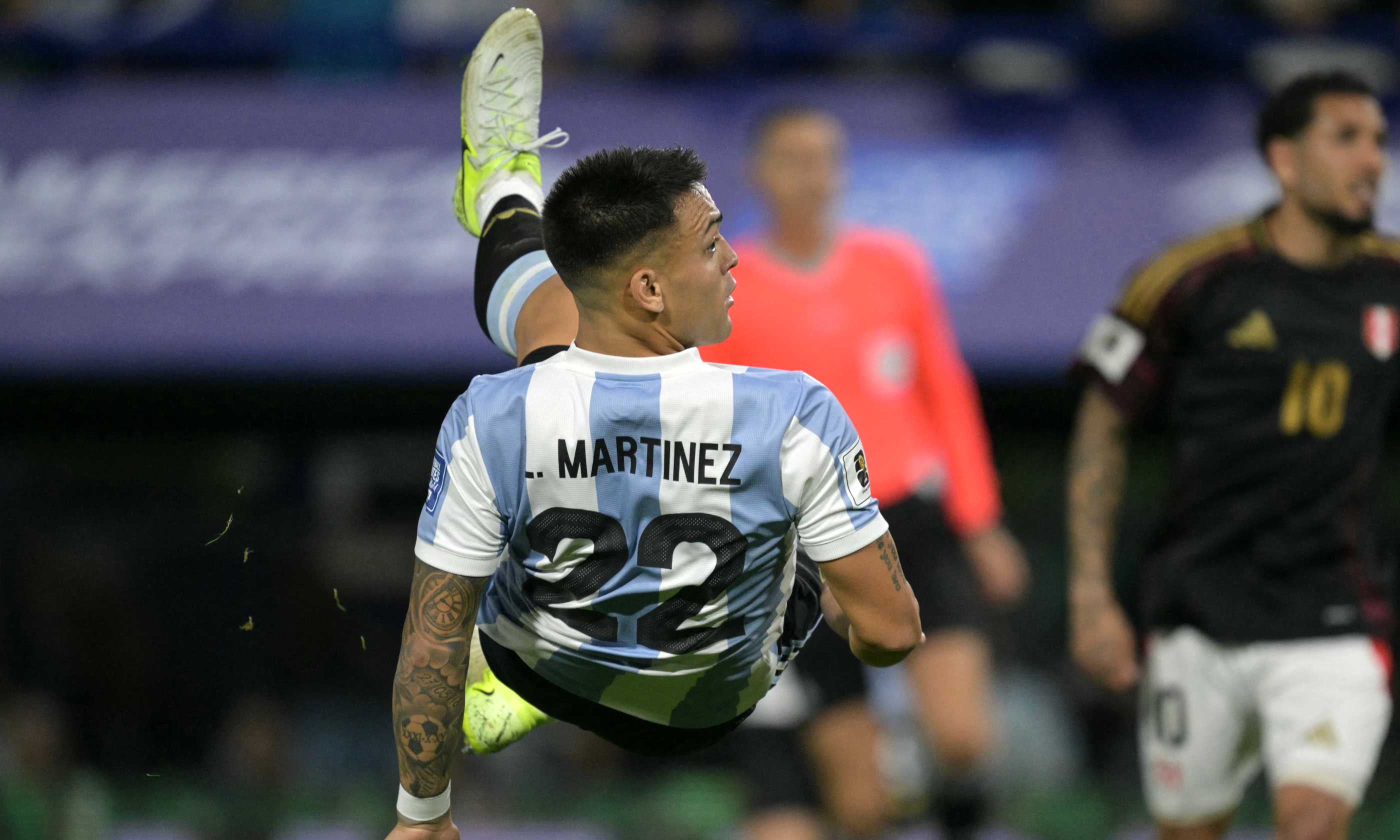 Inter, Lautaro raggiunge Maradona con l'Argentina: gol in mezza rovesciata VIDEO