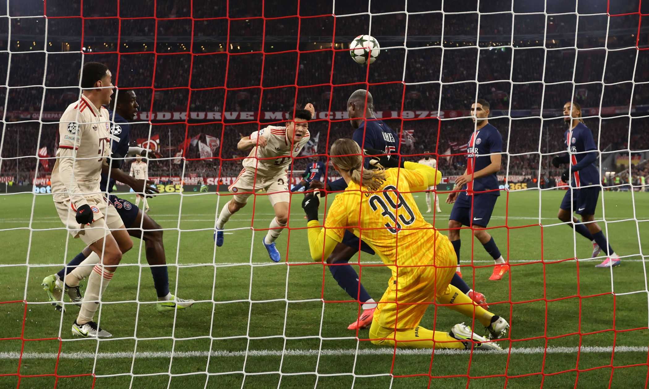 PSG, errore clamoroso di Safonov contro il Bayern Monaco FOTO e VIDEO