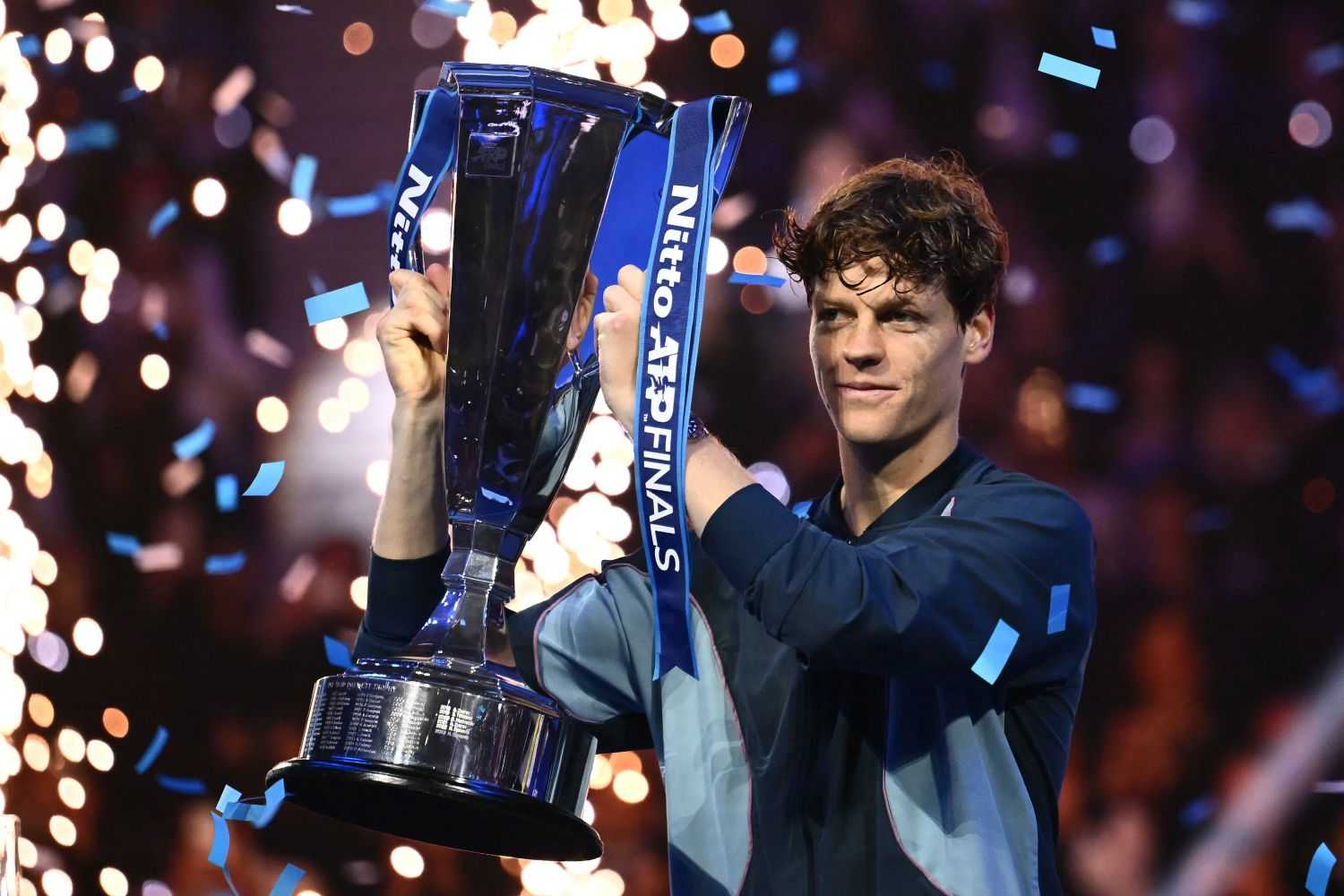 Sinner vince le ATP Finals e entra nella storia: battuto Fritz in due set, festeggia anche il Milan