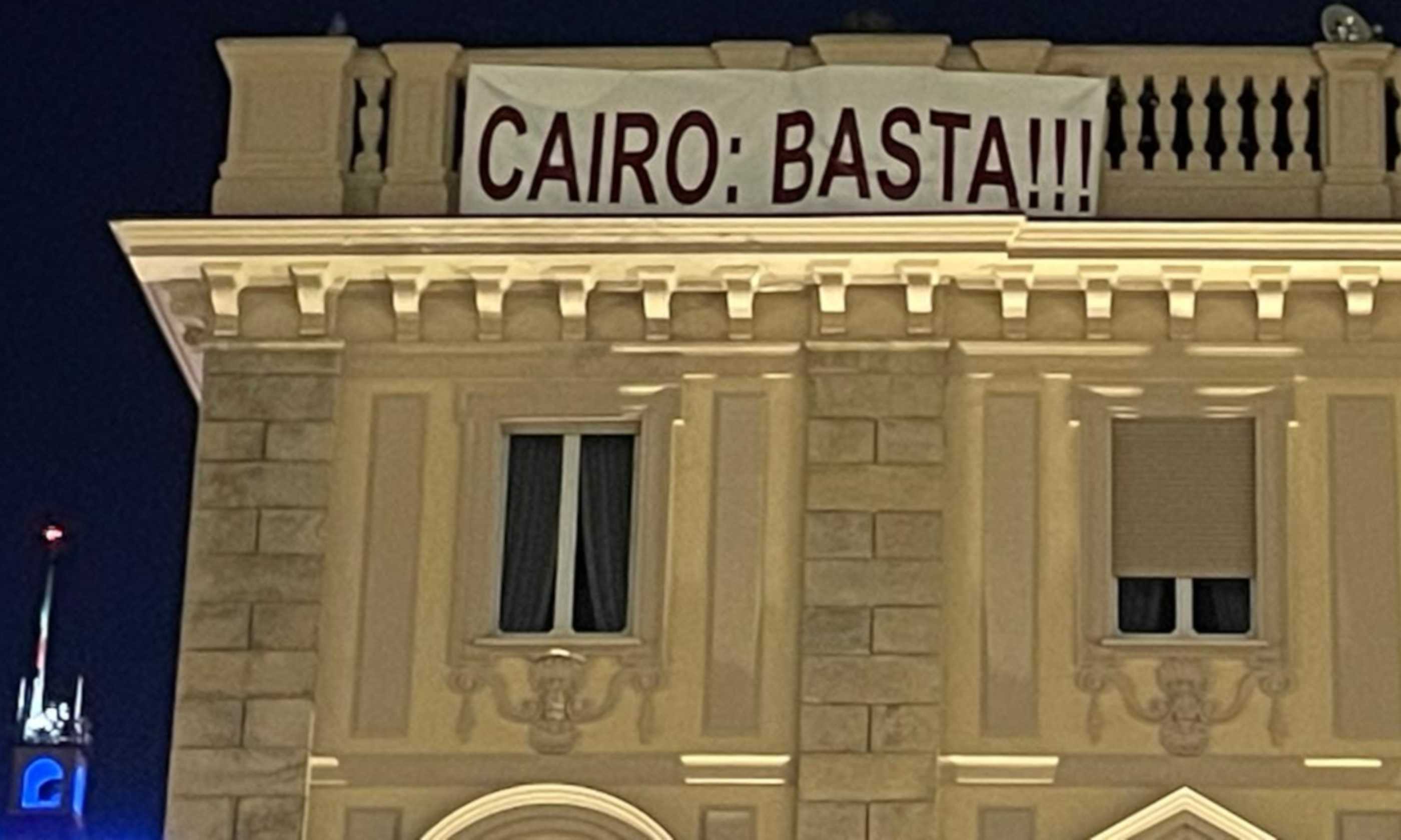 "Cairo basta!": striscione contro il presidente nel cuore di Torino