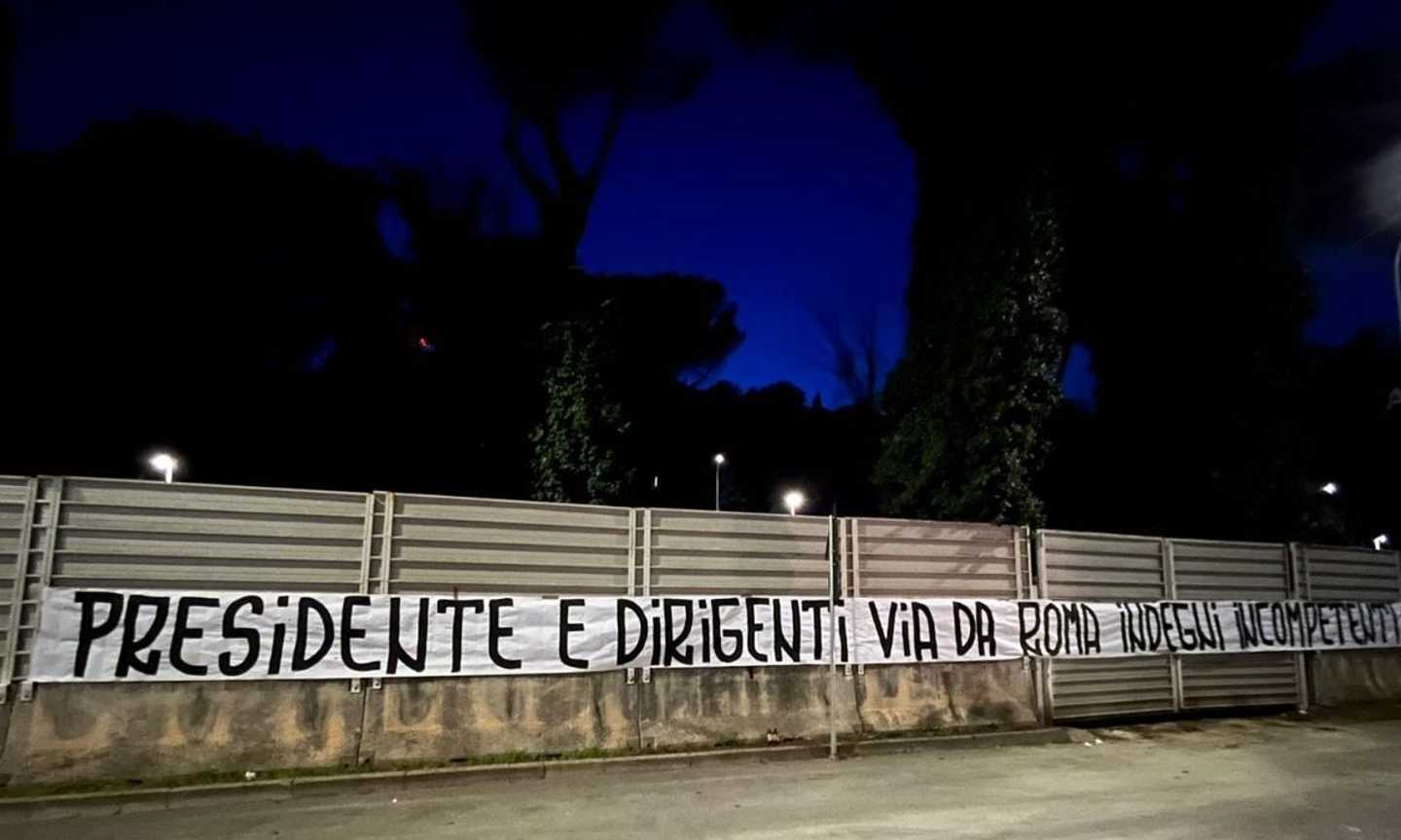 Roma, spuntano due striscioni fuori dall'Olimpico: "Giocatori traditori, presidente e dirigenti incompetenti"