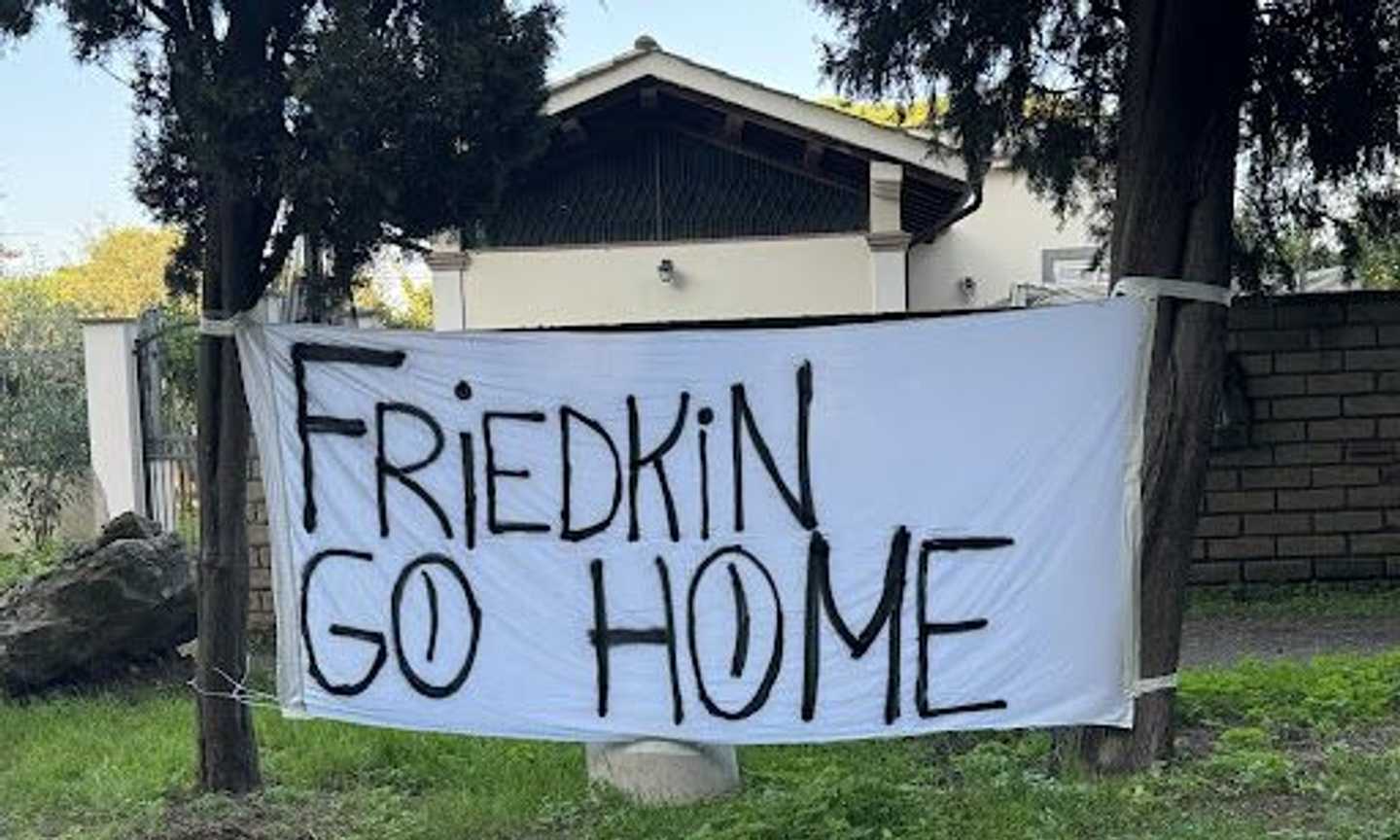 Roma, la rabbia dei tifosi contro i Friedkin. Spunta uno striscione a Ladispoli: "Go Home". Mancini in pole,  ma occhio a Garcia 