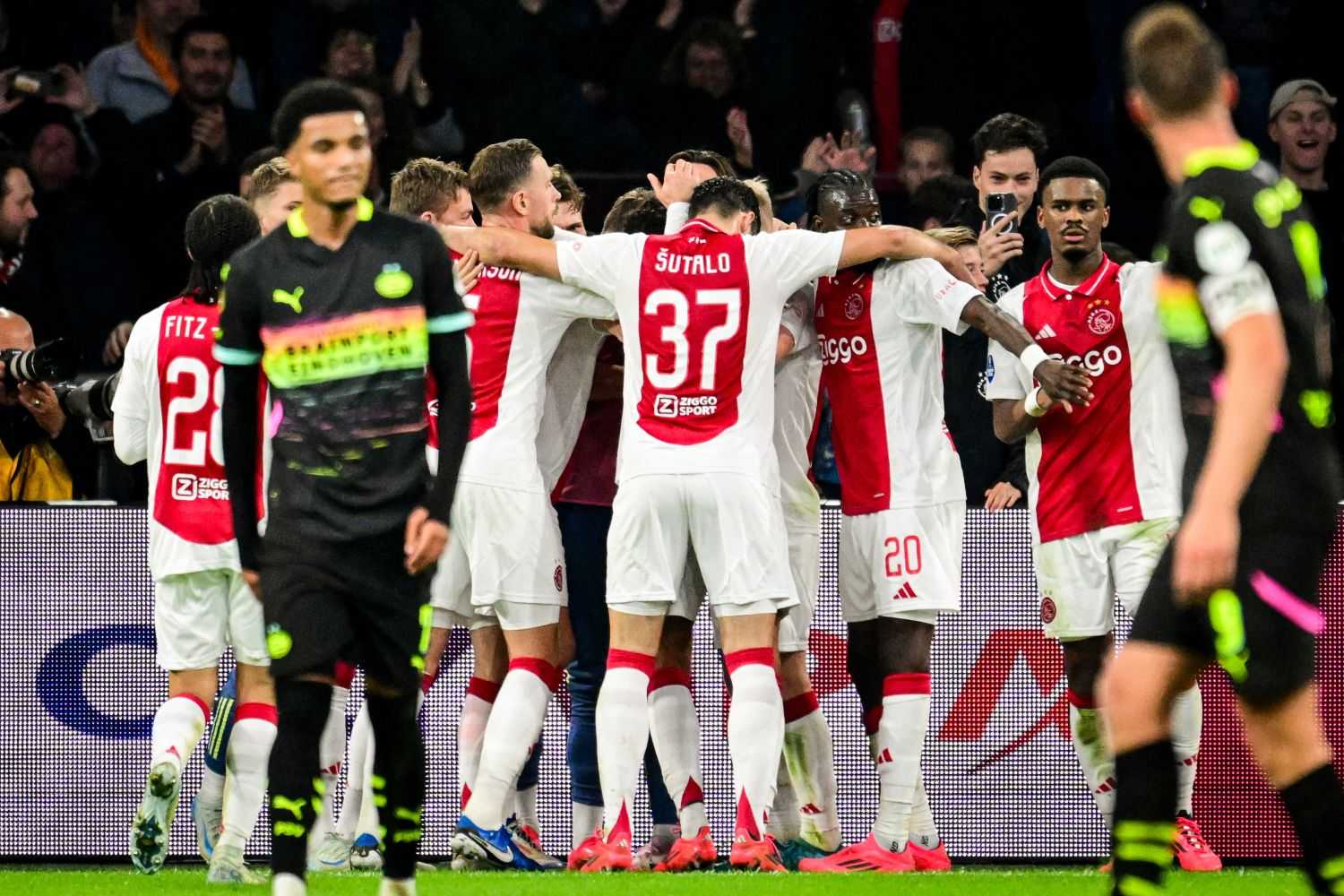 L'Ajax di Farioli non si ferma più: 3-2 al PSV Eindhoven, a segno gli ex Inter Klassen e Perisic