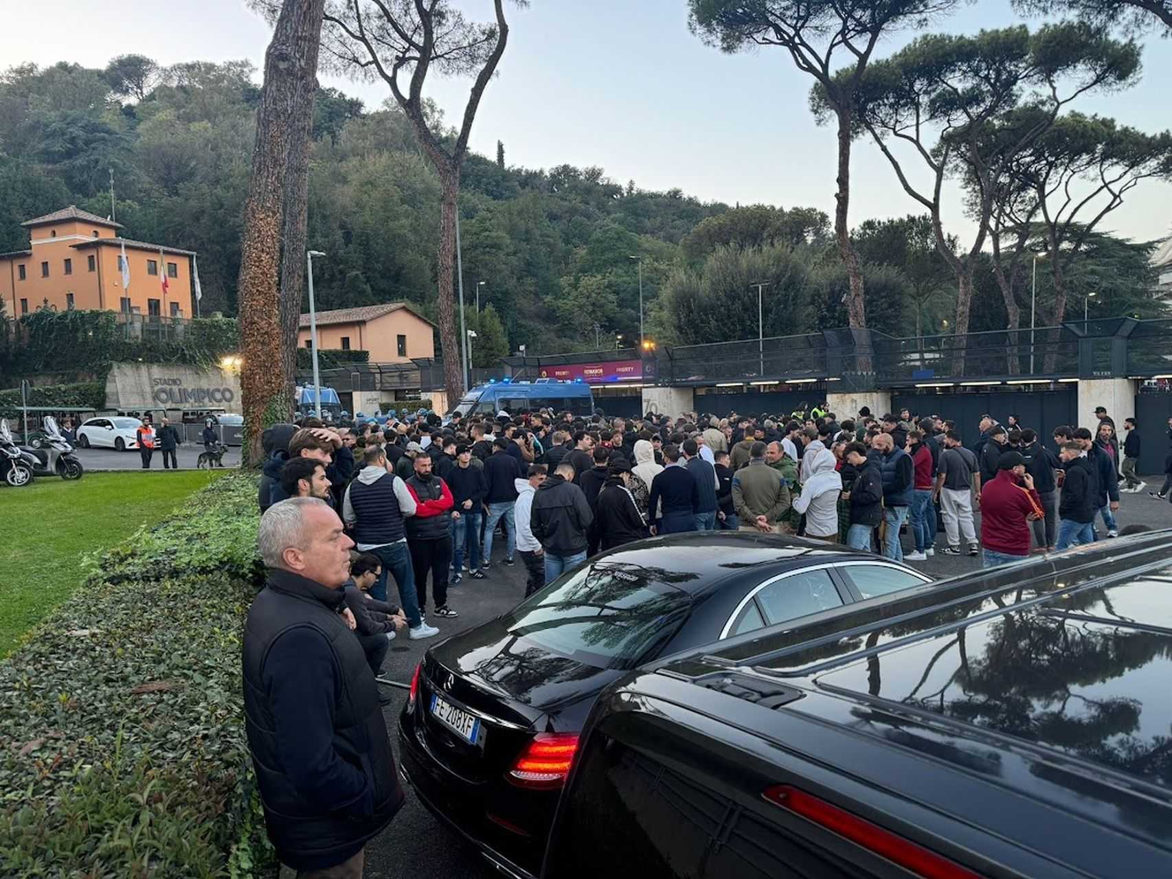 Roma, rabbia della Curva Sud: i tifosi lasciano lo stadio. La contestazione si sposta anche fuori l'Olimpico