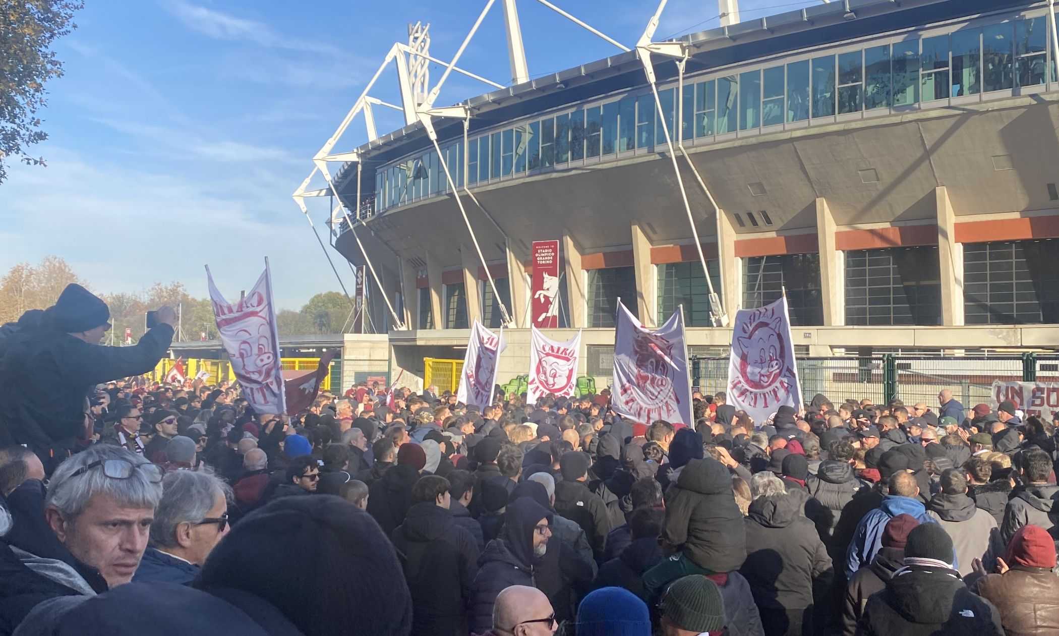 Torino, sciopero del tifo: 5.000 tifosi fuori dallo stadio, contestazione verso Cairo