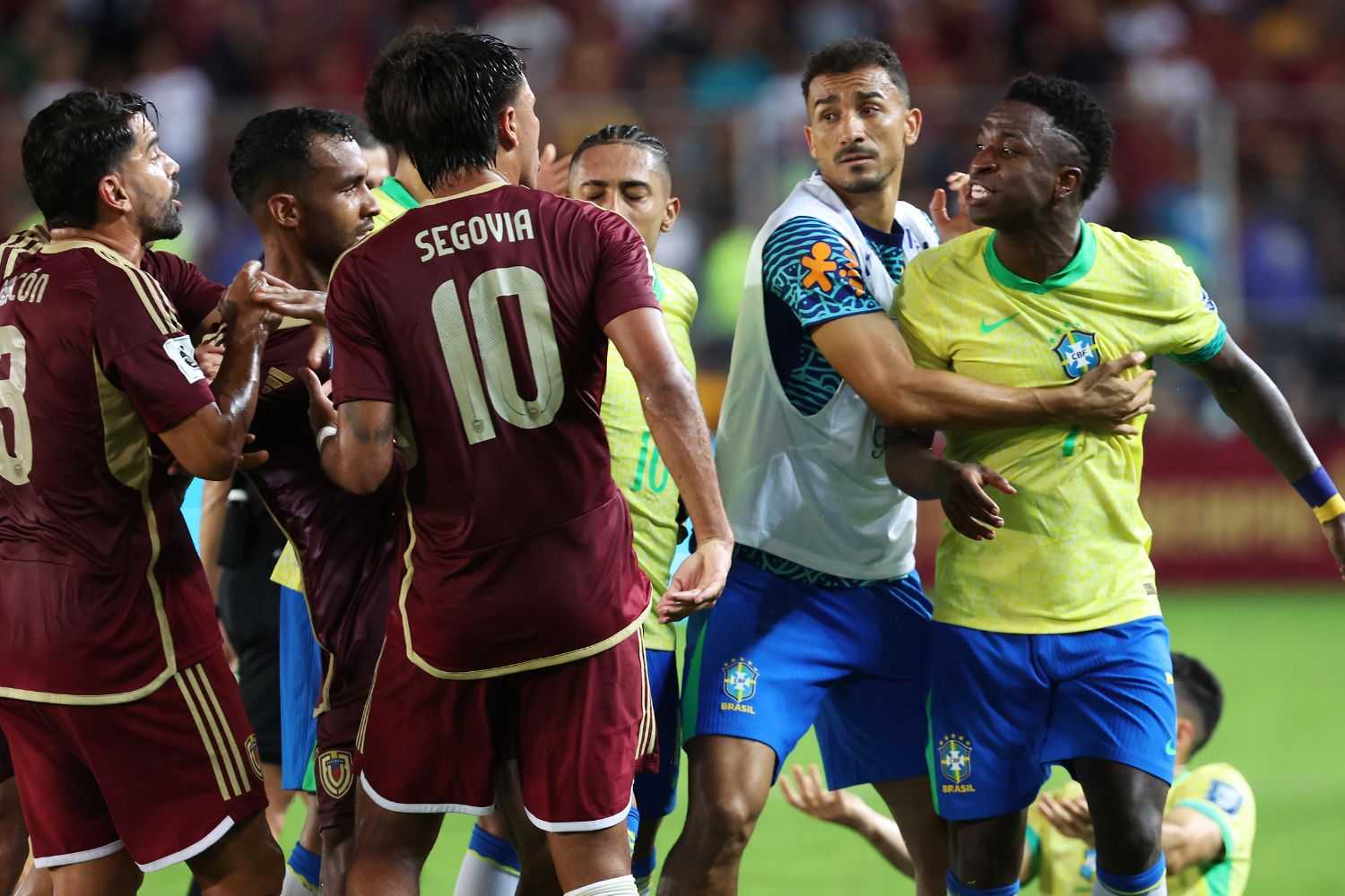 Vinicius è sempre il solito: provoca un rosso e sbotta contro l'arbitro, cos'è successo in Venezuela-Brasile