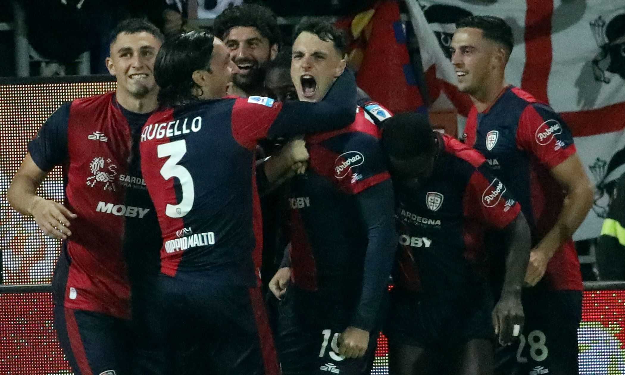 La magia di Zappa gela il Milan: 3-3 a Cagliari, non basta la doppietta di Leao