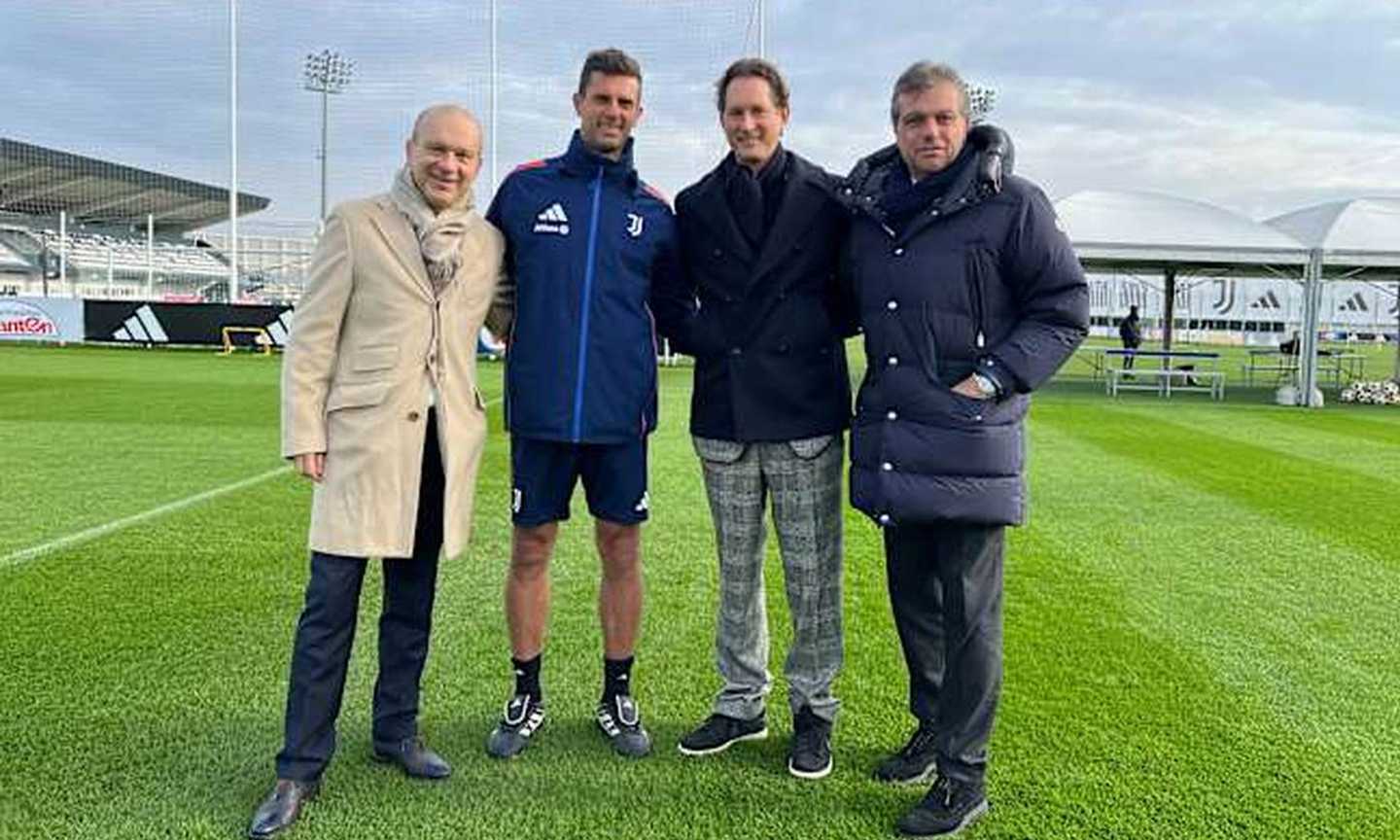 Juventus, anche McKennie in gruppo con Douglas Luiz. John Elkann alla Continassa, sostegno a Motta e Giuntoli 