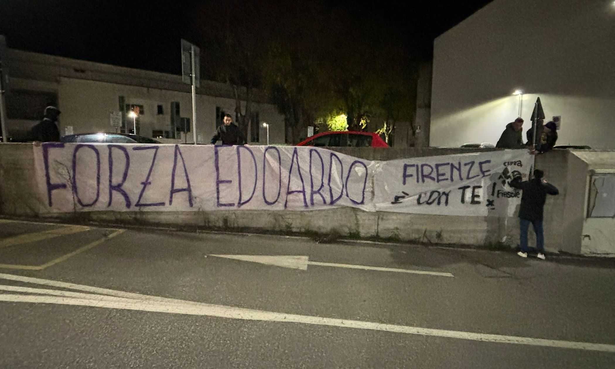 Malore per Bove, lo striscione dei tifosi della Fiorentina: "Forza Edoardo, Firenze è con te"