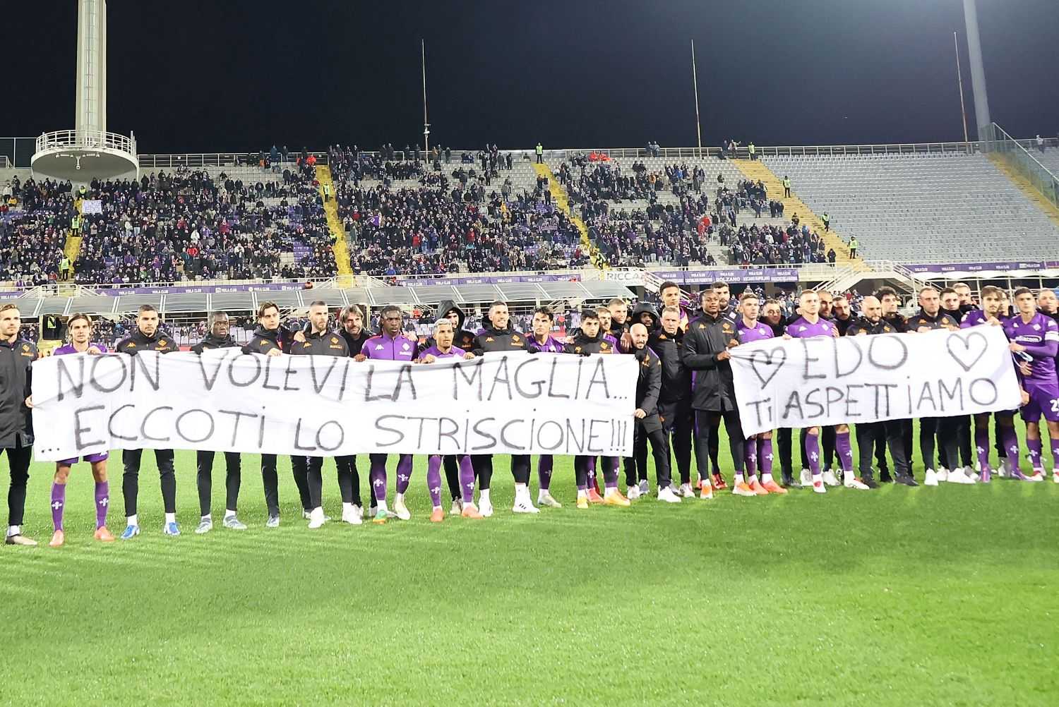 Fiorentina, i messaggi per Bove: "Non volevi la maglia, ecco lo striscione" e coreografia col numero 4