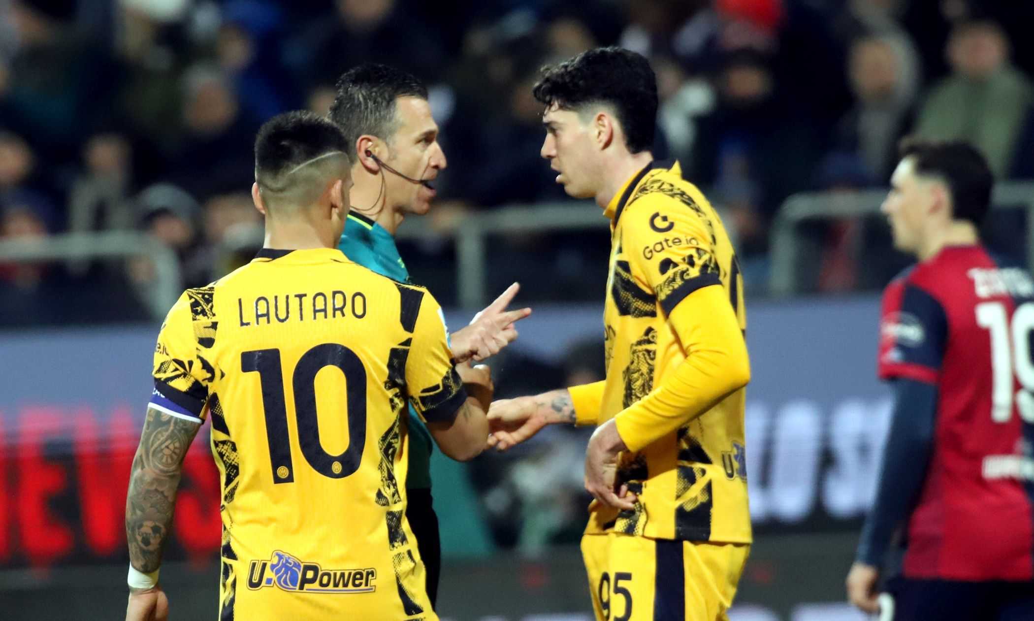 Cagliari-Inter LA MOVIOLA LIVE: Lautaro chiede due rigori. Thuram accusa Mina di un colpo proibito, cos'è successo