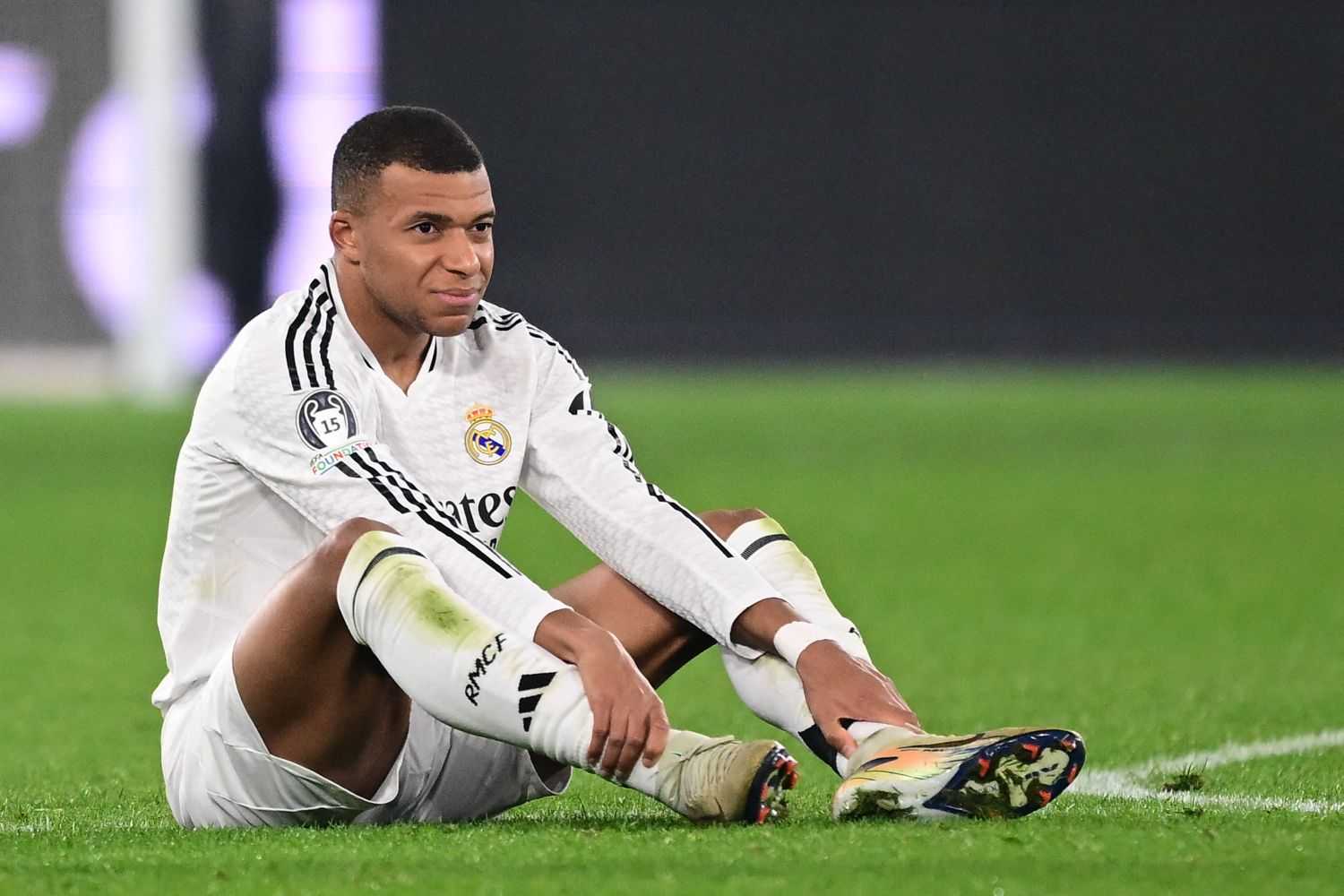 Real Madrid, allarme Mbappé: lesione alla coscia sinistra, va in Qatar ma può non giocare la Coppa Intercontinentale