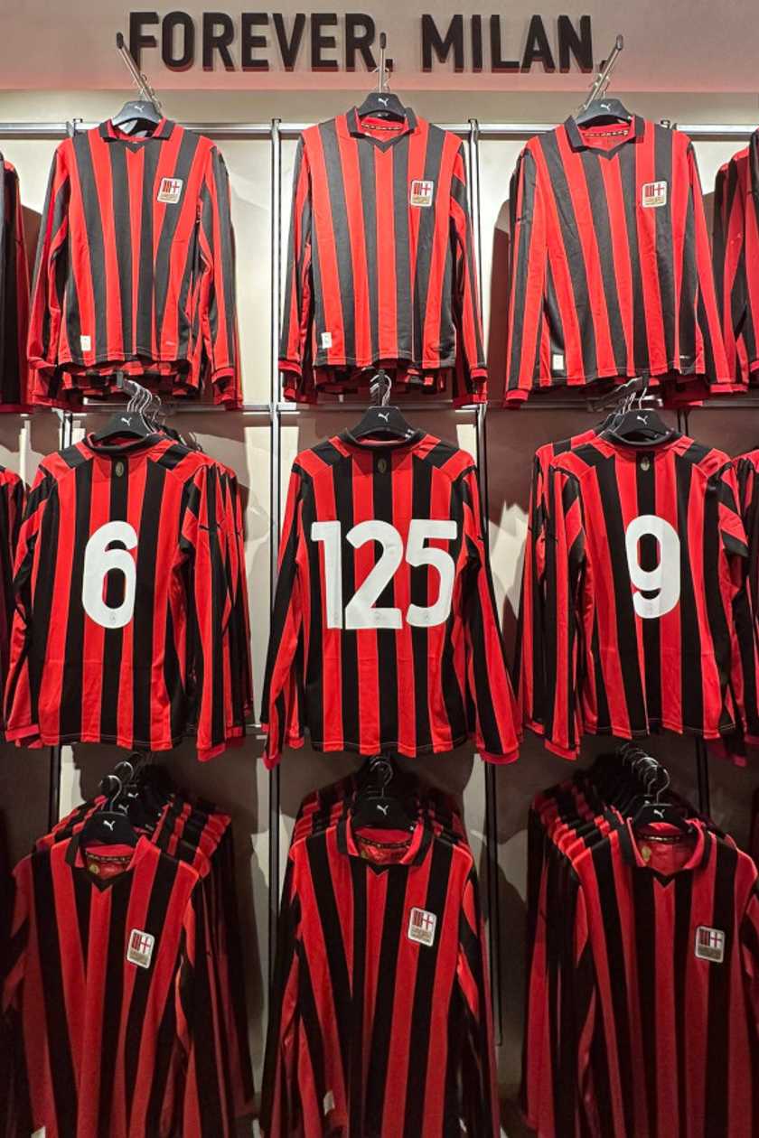 Milan, la maglia celebrativa per i 125 anni FOTO