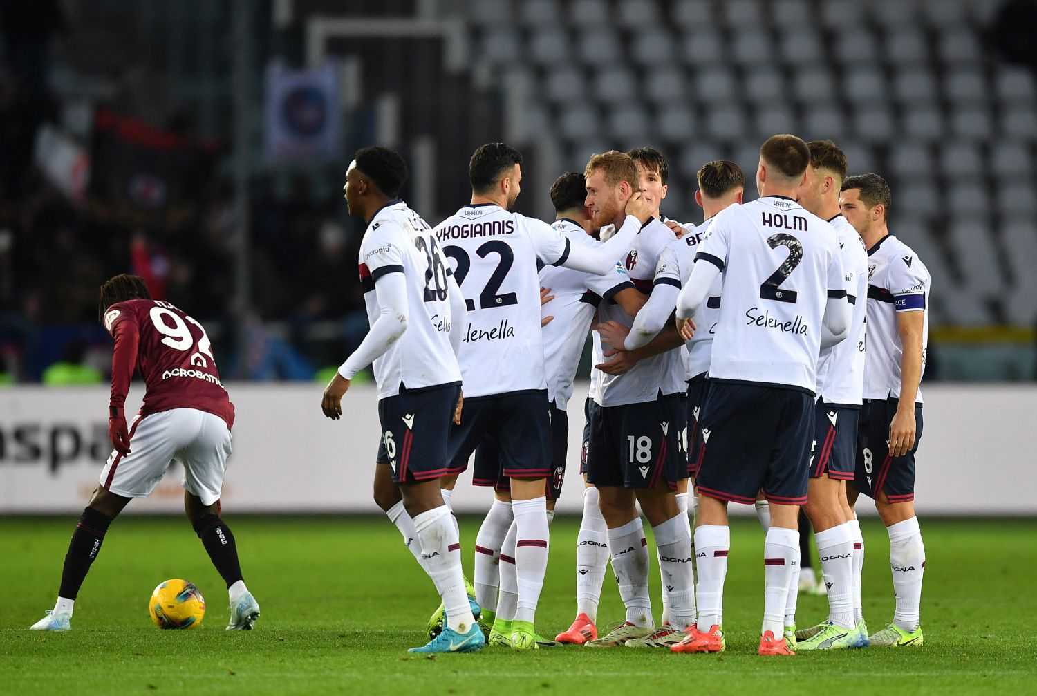 Il Bologna sbanca 2-0 Torino e Italiano supera il Milan. Cairo ancora contestato