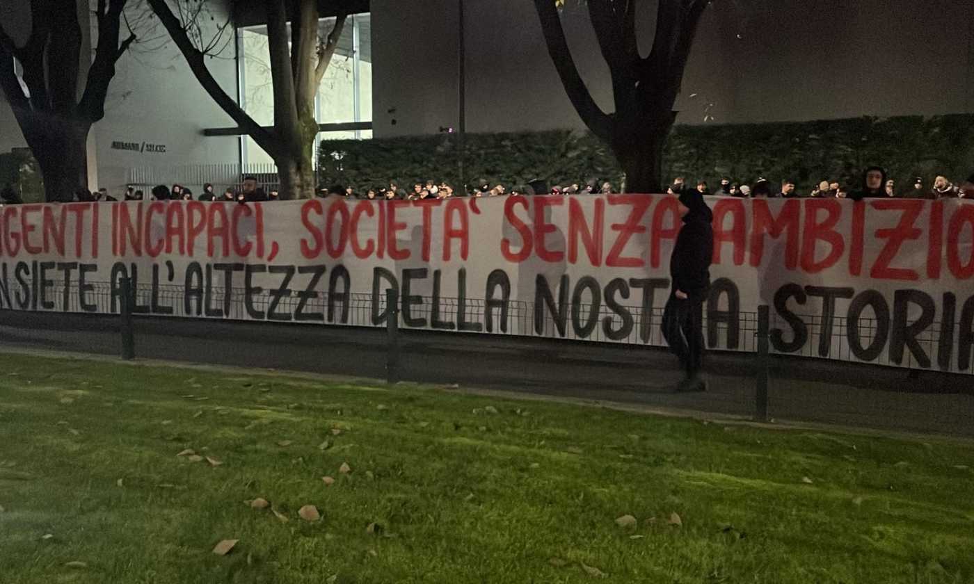 striscione.contestazione.milan.1.2024.1400x840.jpg