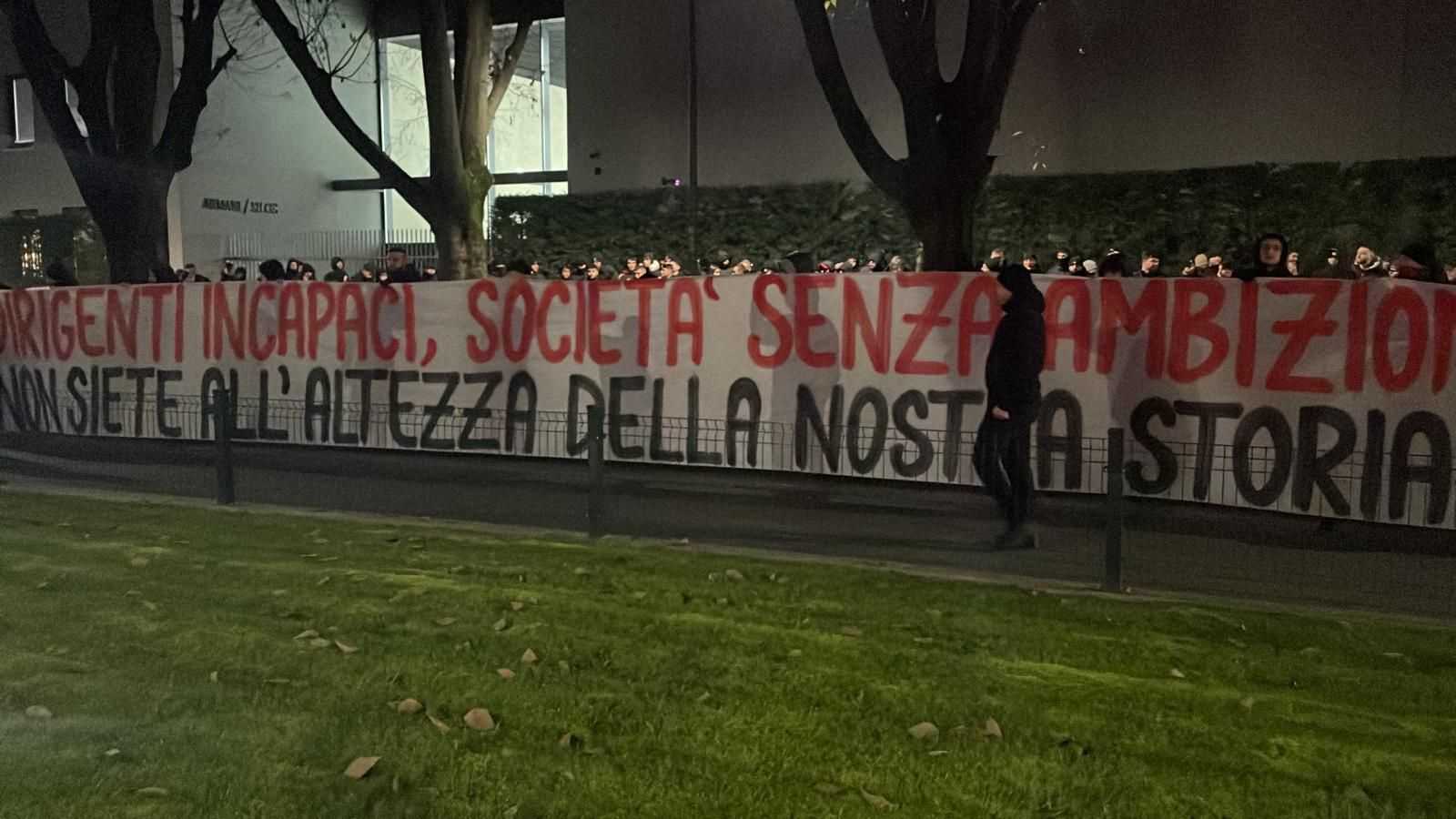 Milan, continua la contestazione dei tifosi. Cori e striscioni contro proprietà e calciatori: "Cardinale, devi vendere". Indifferenza verso Fonseca