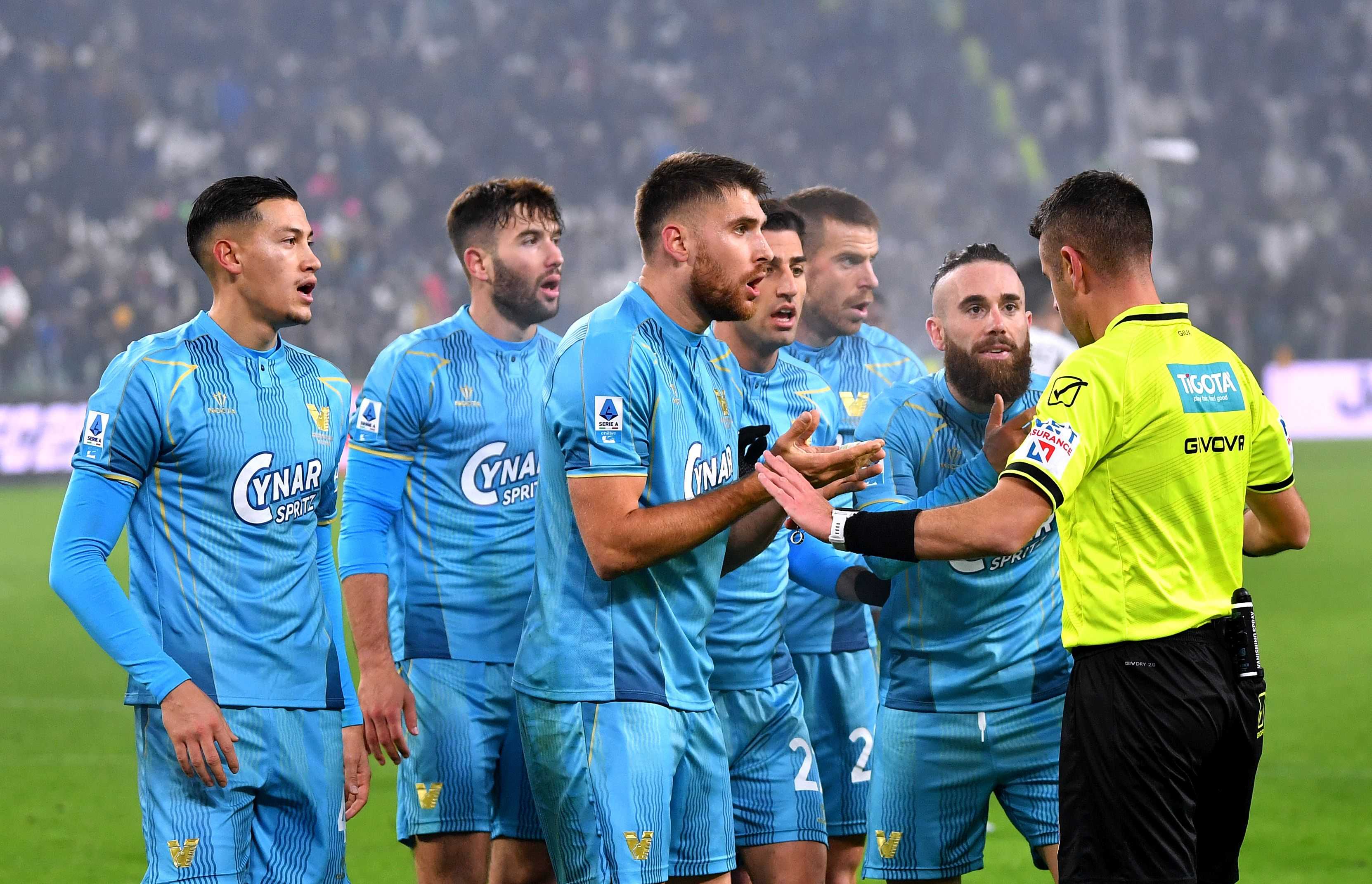 Juventus-Venezia, la MOVIOLA: fallo di mano di Candela che sta marcando Douglas Luiz, per Giua è rigore