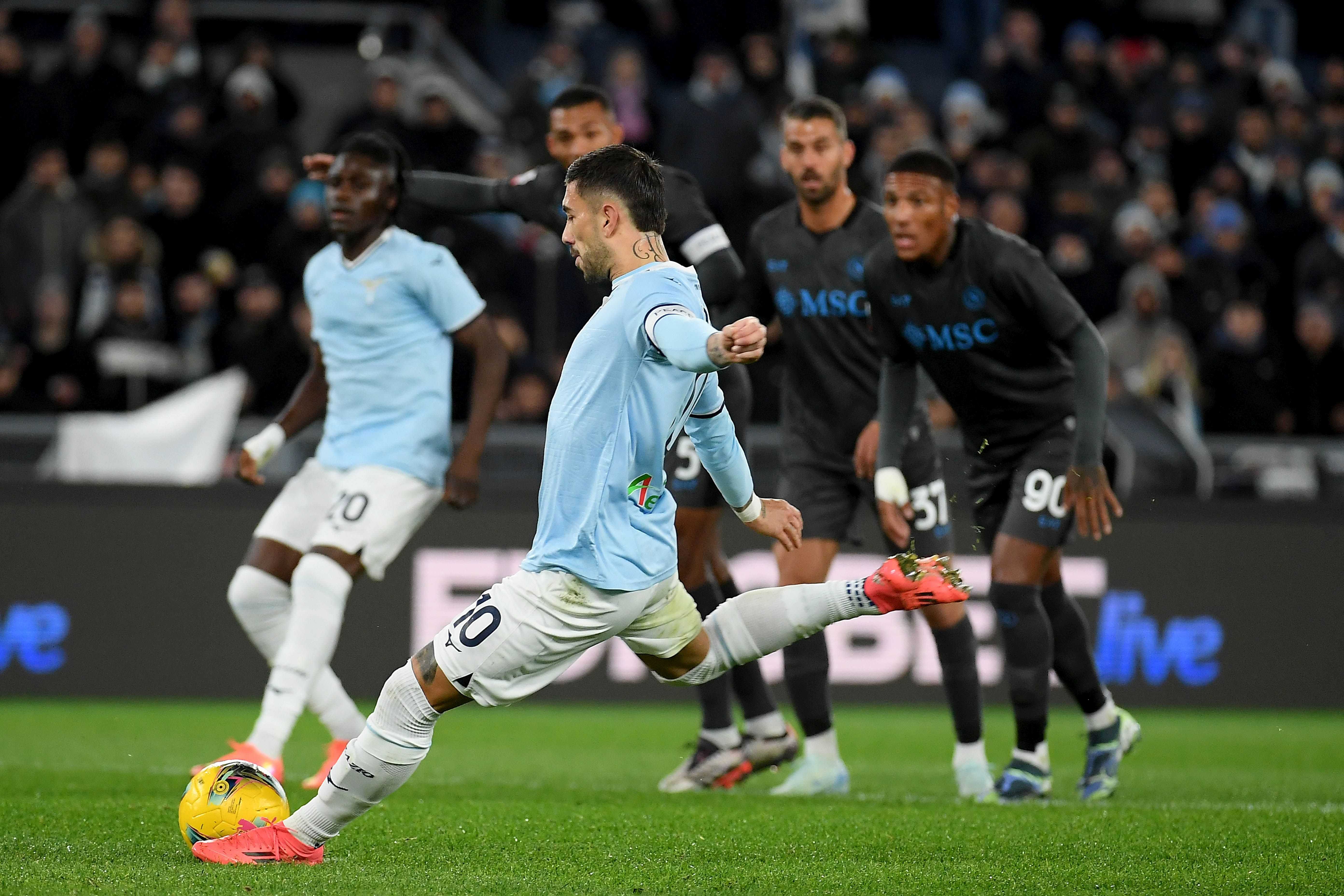 Lazio-Napoli, la MOVIOLA: Caprile in ritardo su Pedro, rigore. Proteste di Simeone